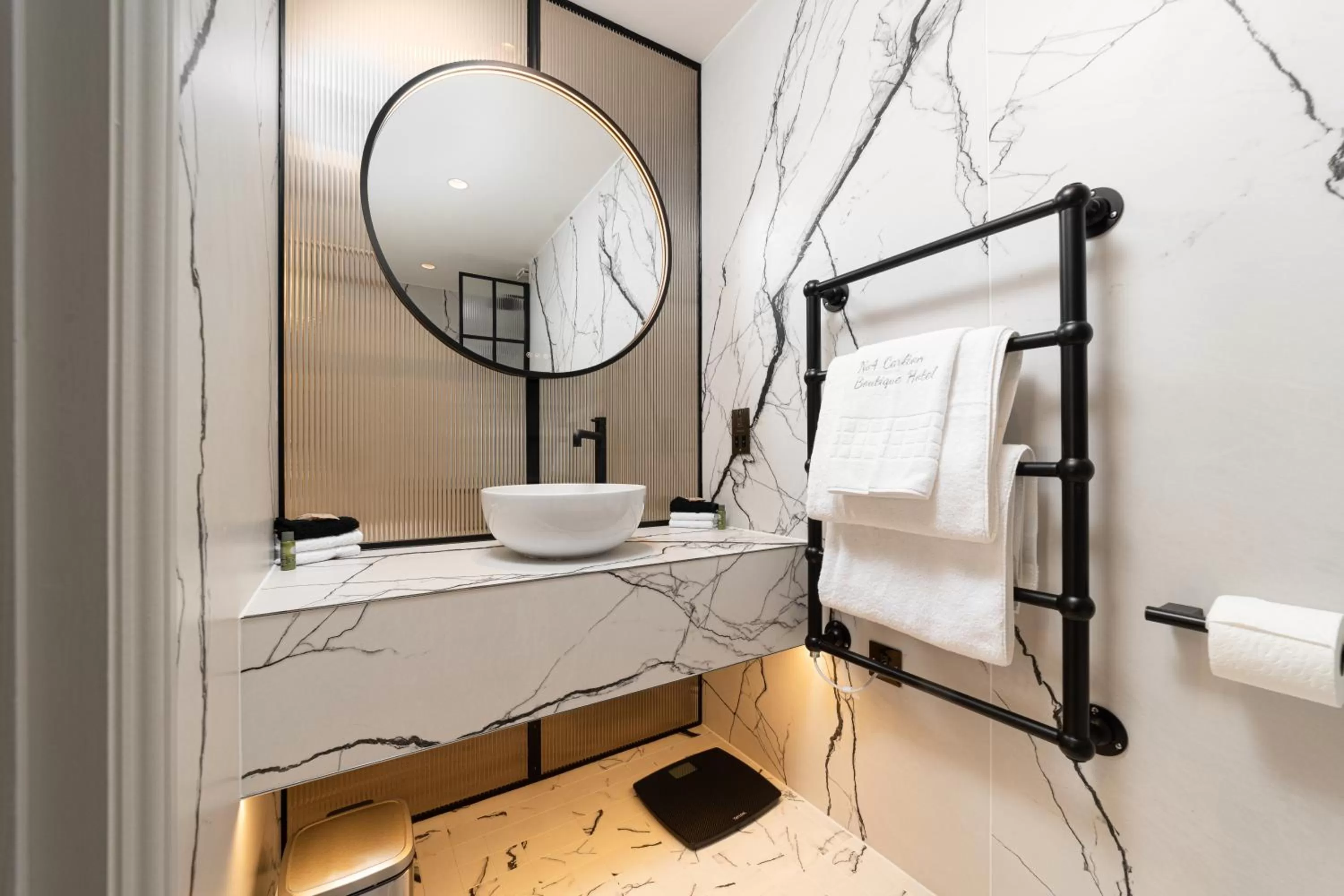 Bathroom, Bed in No.4 Carlton