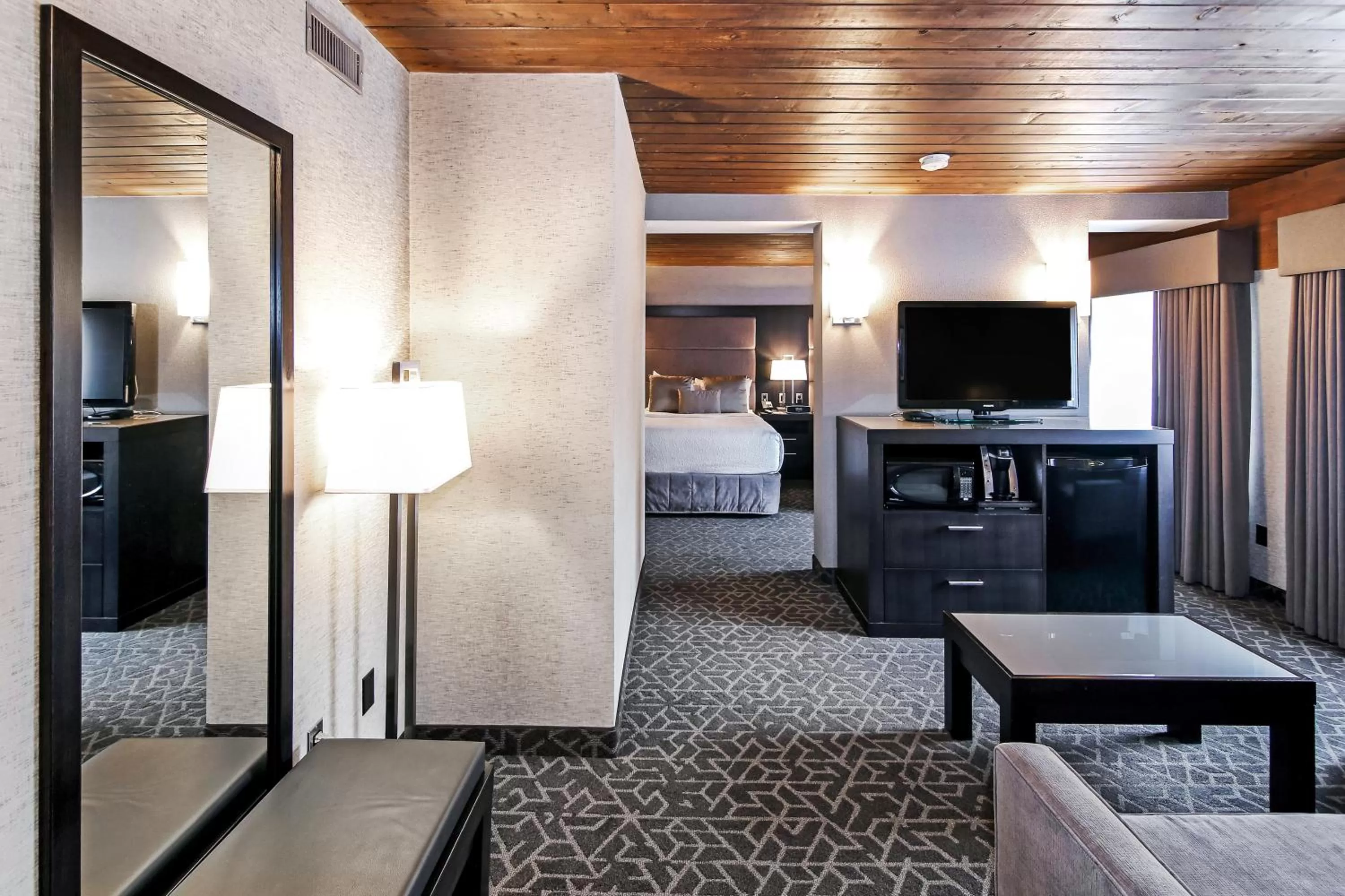 Seating area, Bed in Best Western Plus Banff International Lodge