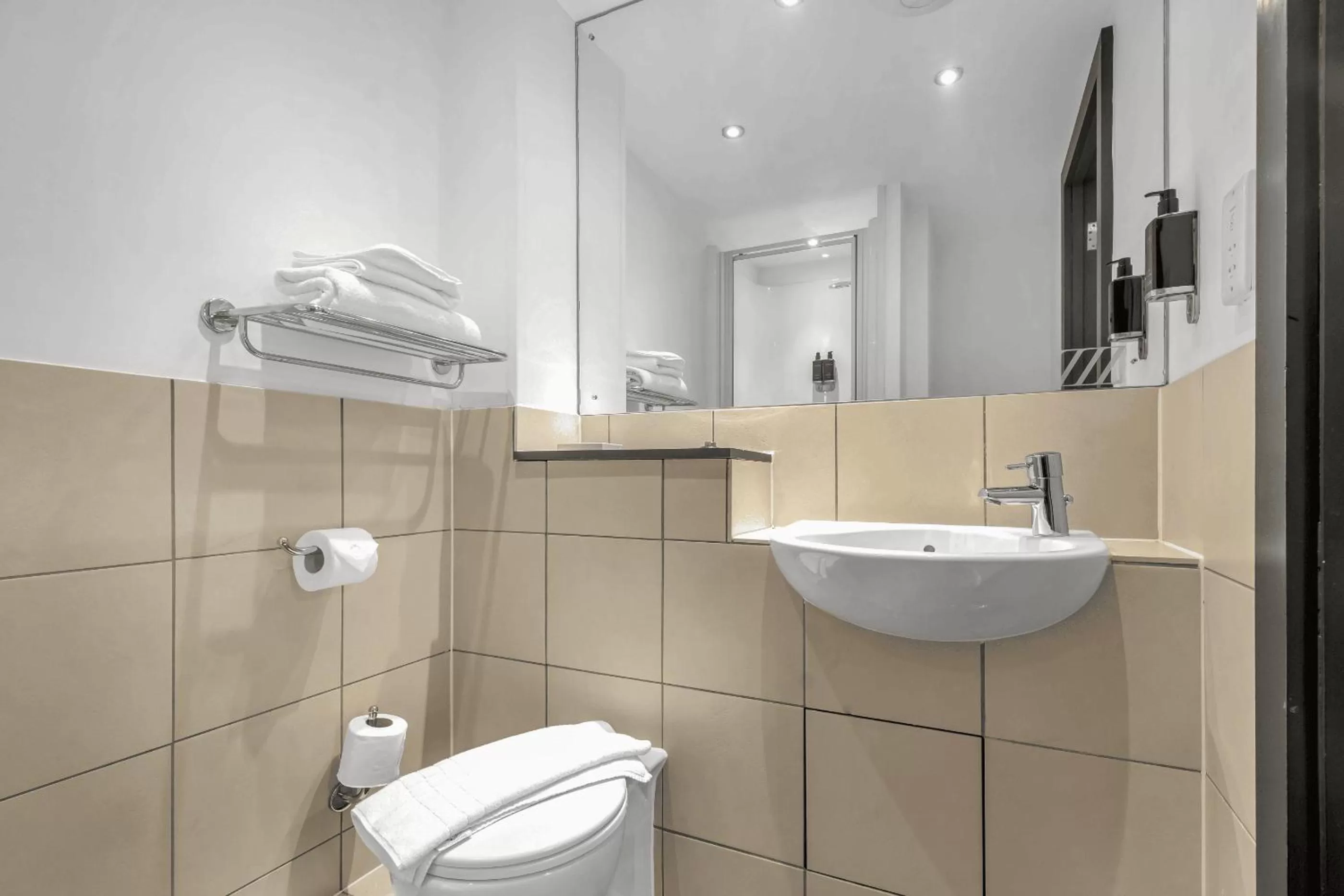 Bathroom in Roomzzz Leeds City West