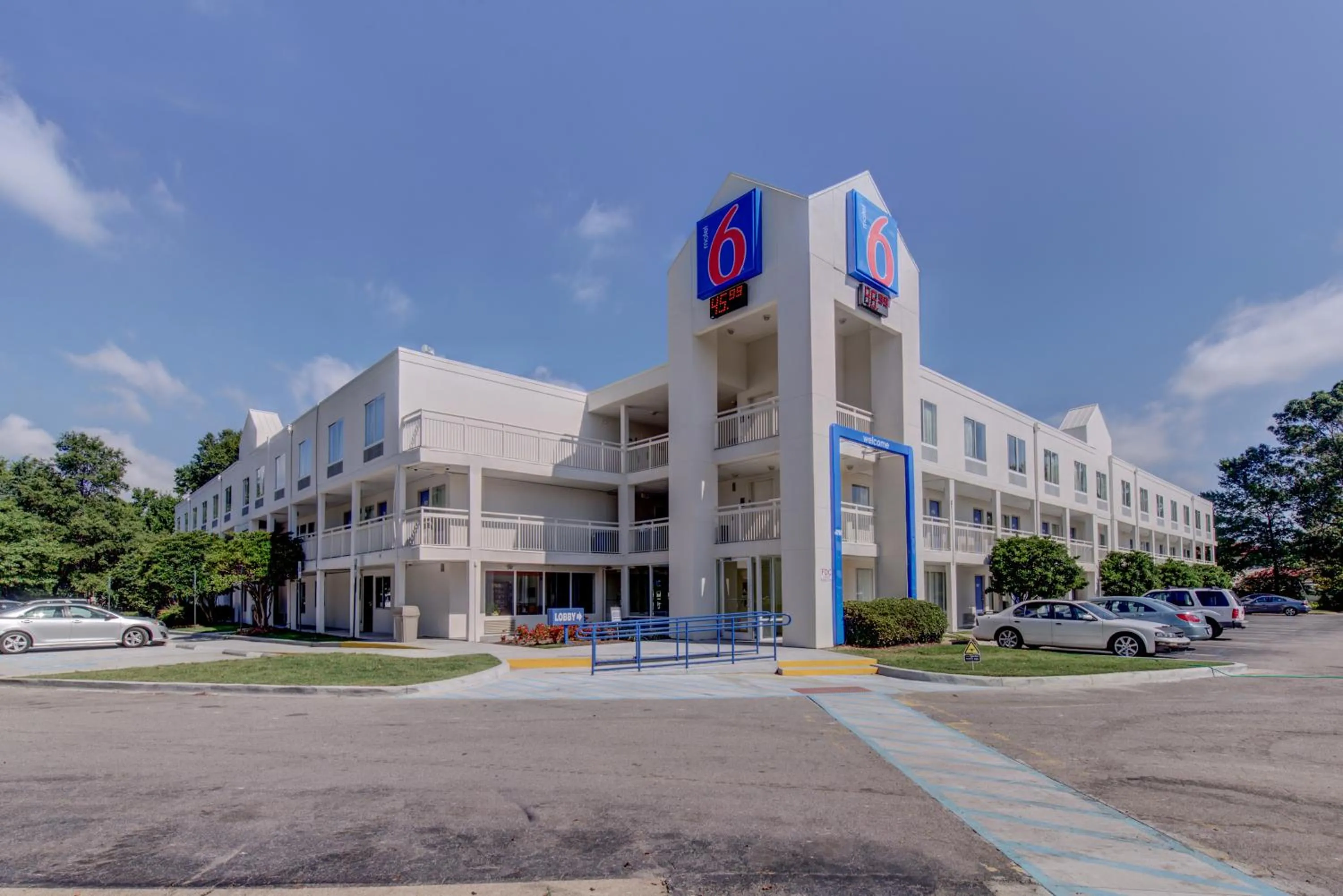 Facade/entrance in Motel 6 Virginia Beach