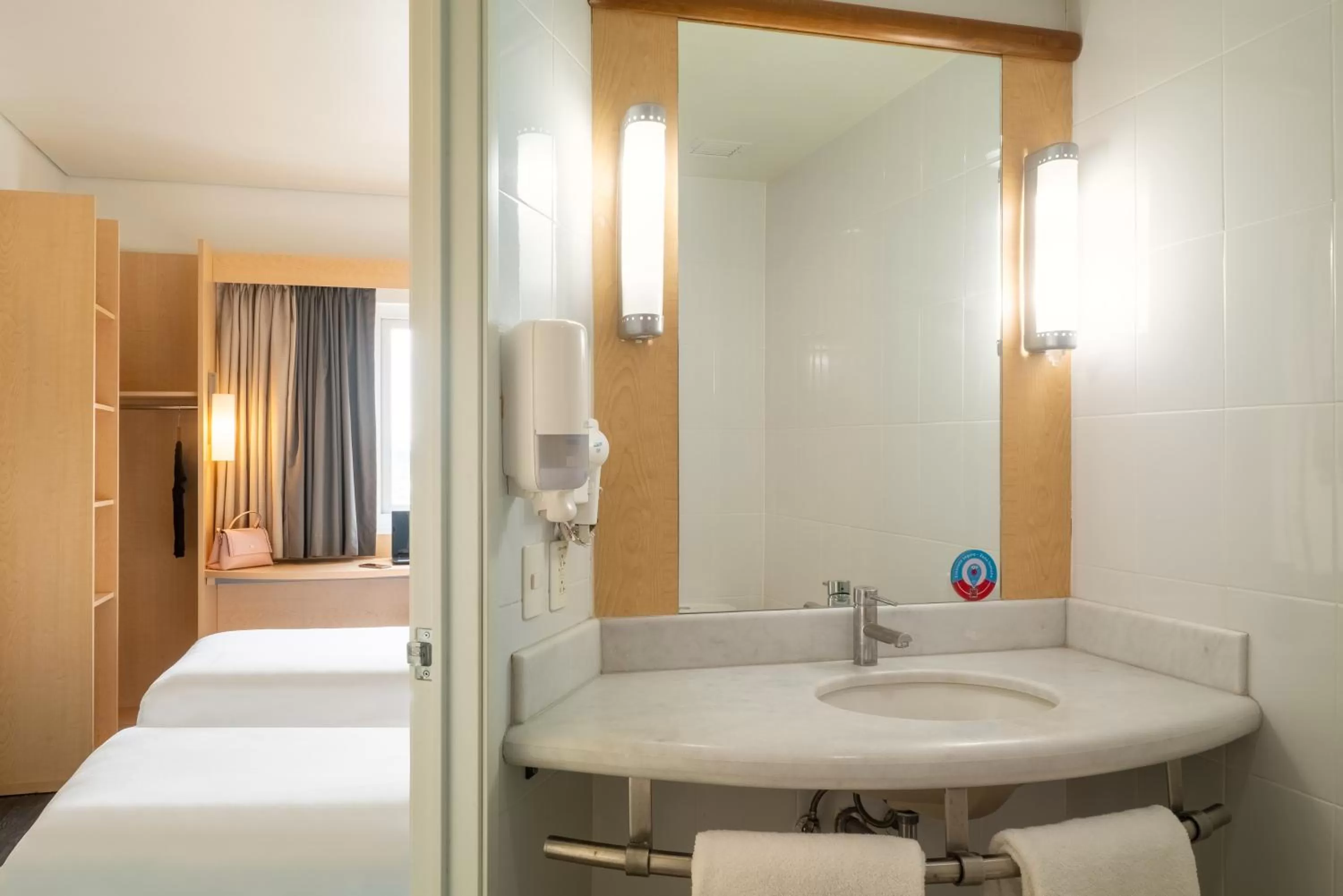 Property building, Bed in Ibis Chihuahua