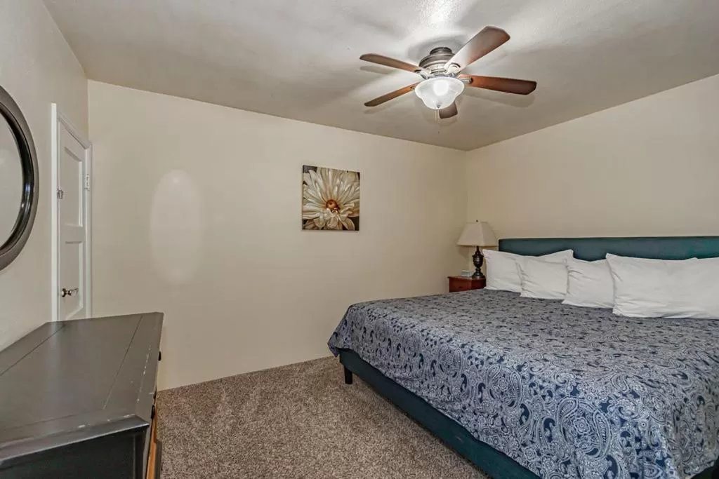 Bedroom, Bed in Suites of Lava Hot Springs