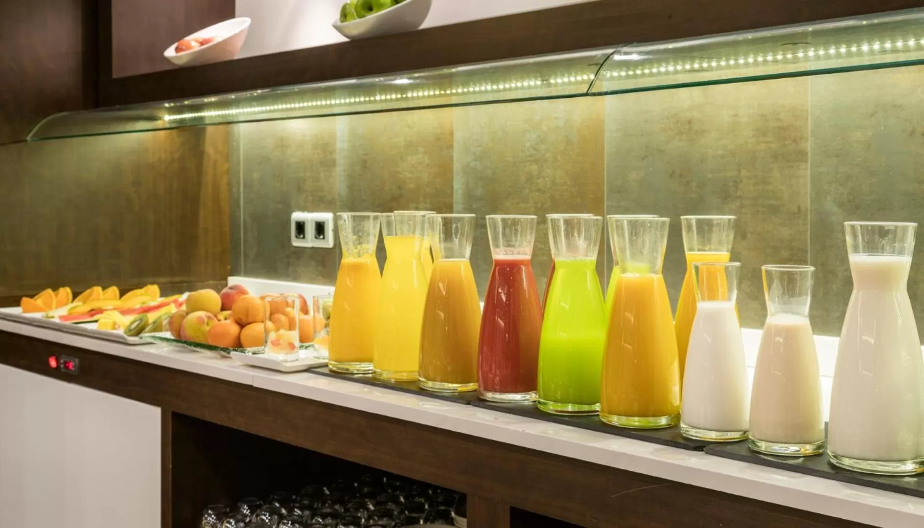 Buffet breakfast in Ilunion Suites Madrid