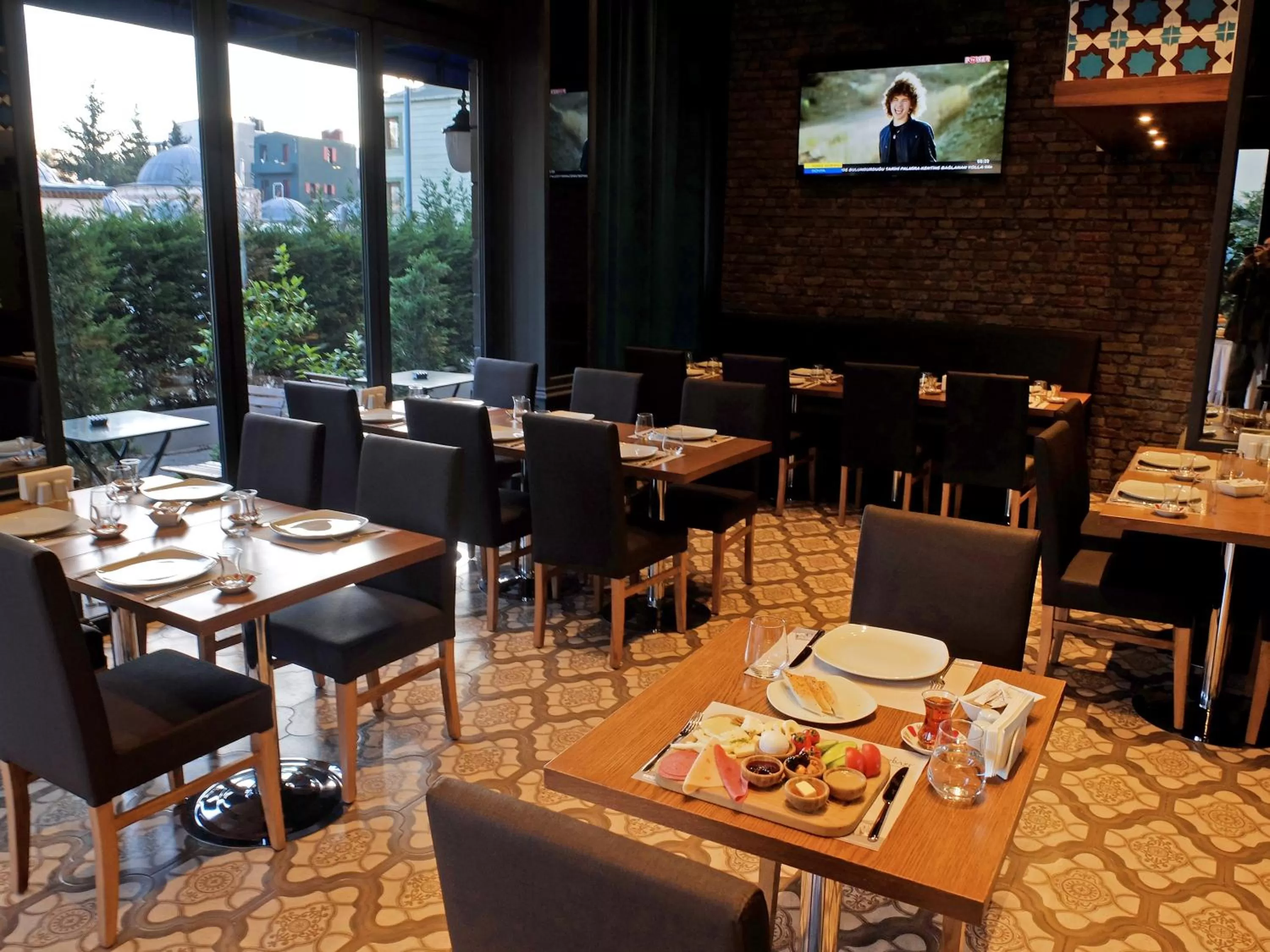 Restaurant/Places to Eat in Port Hotel