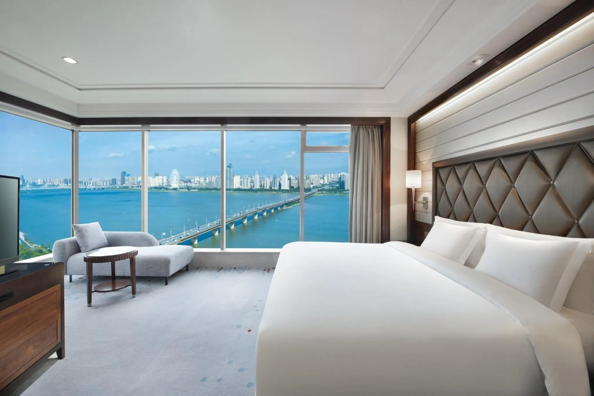 Photo of the whole room, Bed in Crowne Plaza Nanchang Riverside, an IHG Hotel