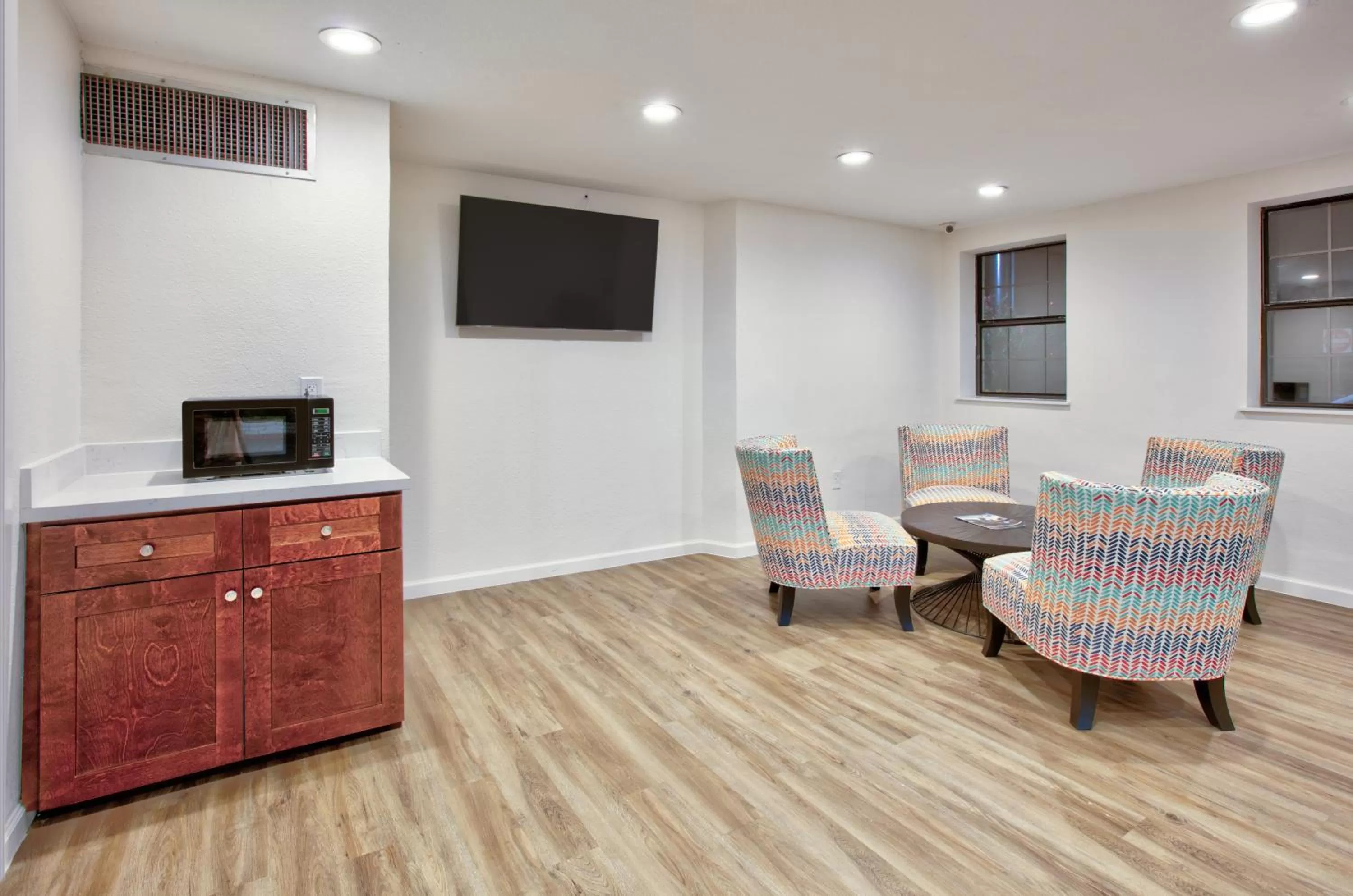 Lobby or reception in Super 8 by Wyndham Victoria - South - Hwy 59