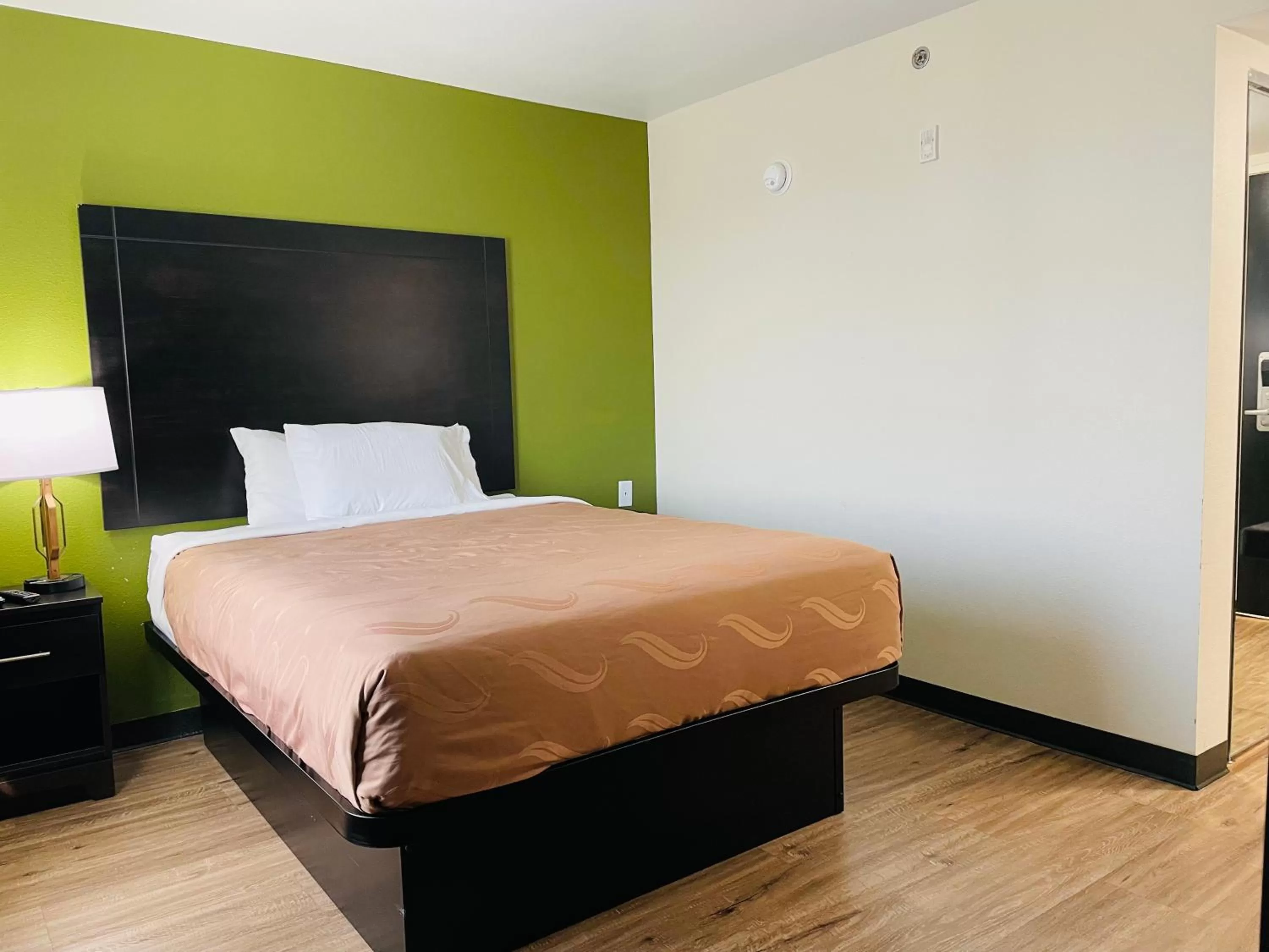 Bed in Quality Inn & Suites Lake Charles South