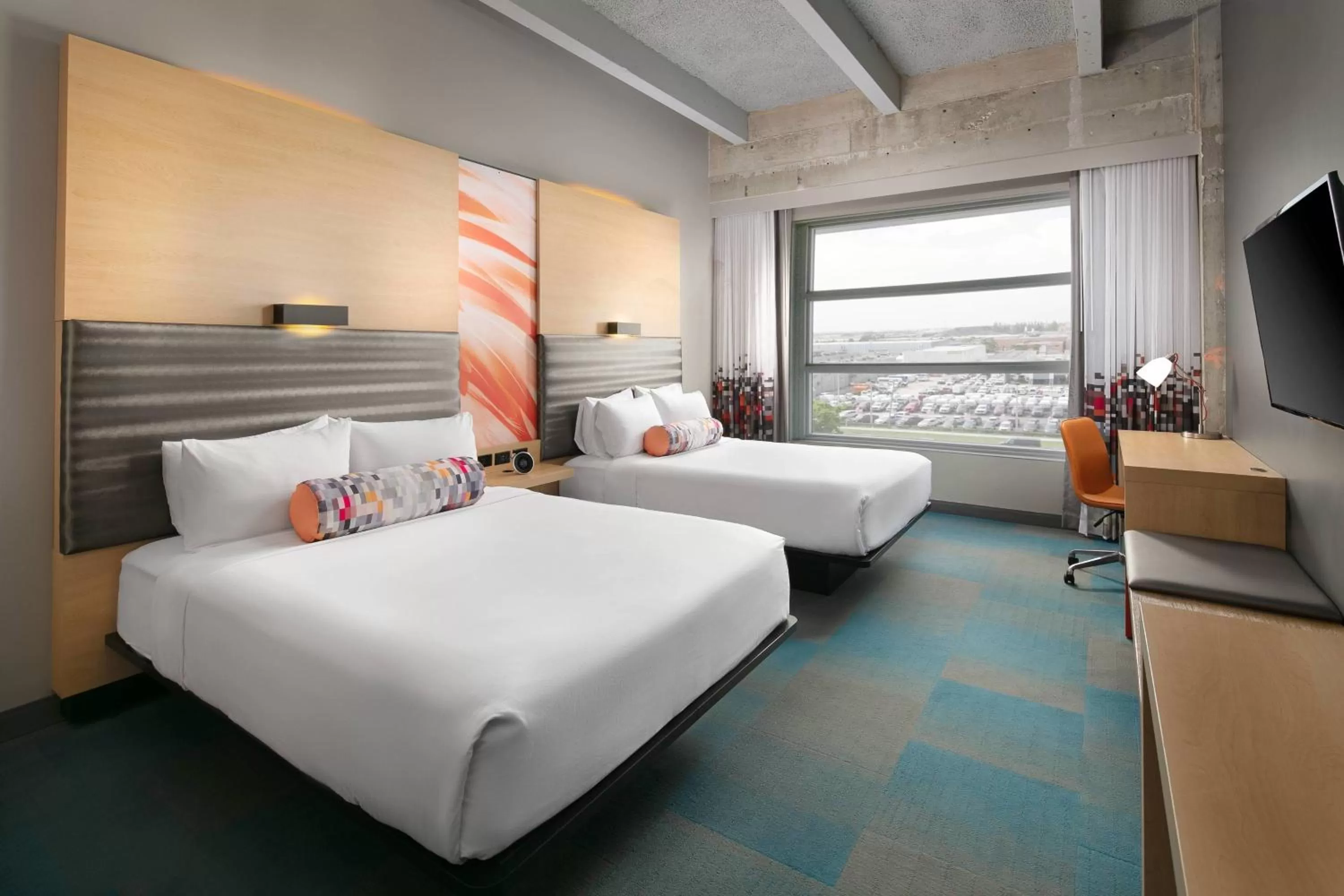 Photo of the whole room, Bed in Aloft Miami Airport