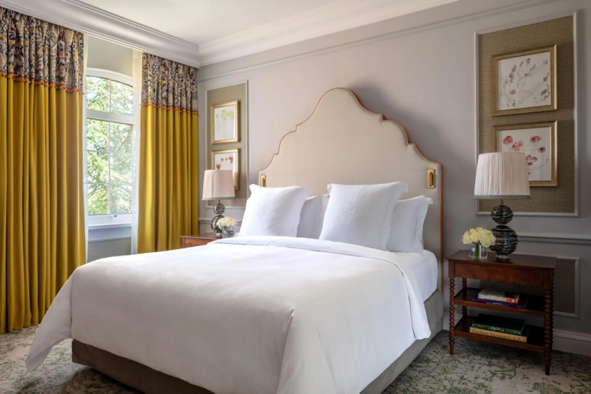 Bed in Four Seasons Hotel Hampshire