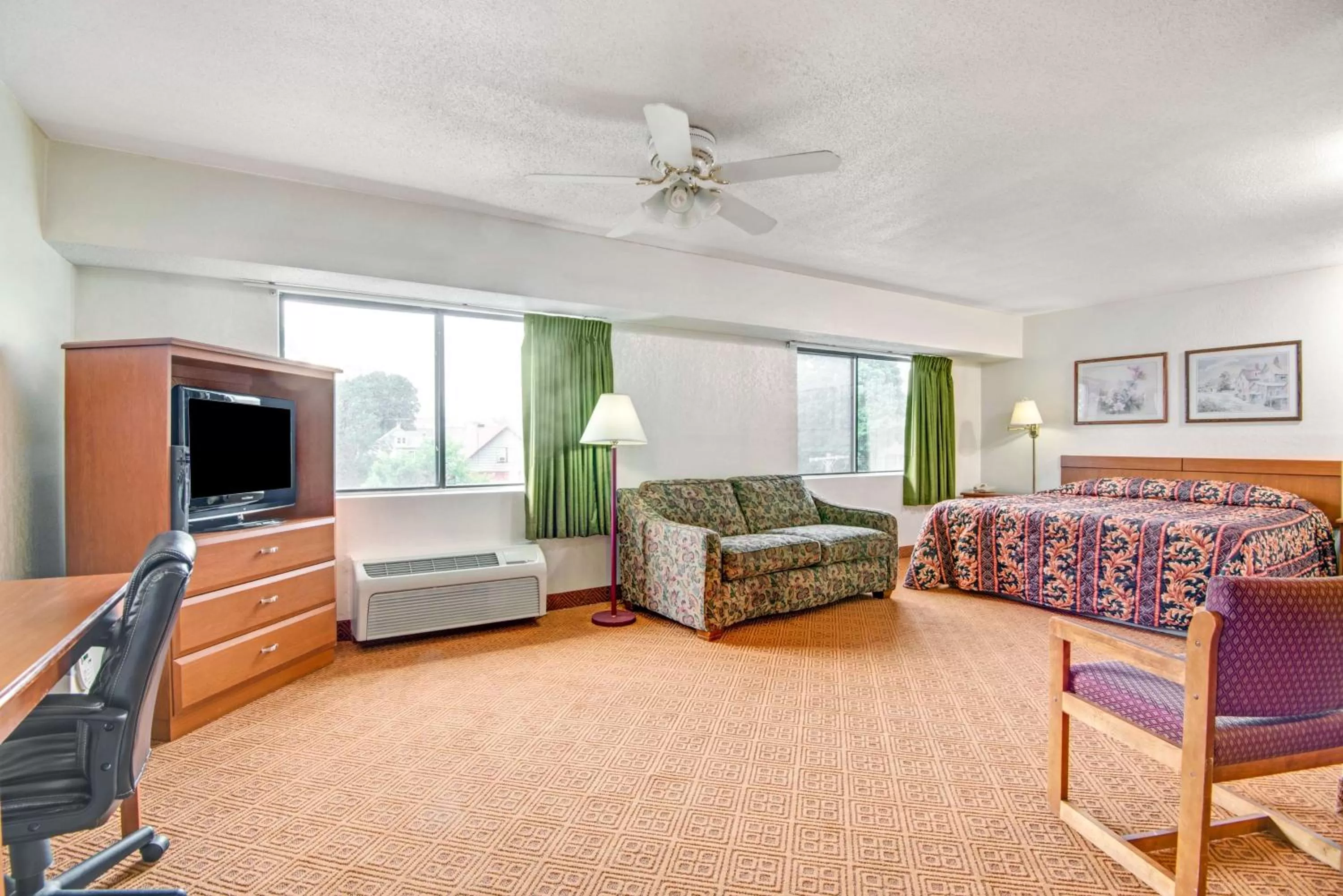 Photo of the whole room in Super 8 by Wyndham Stamford/New York City Area