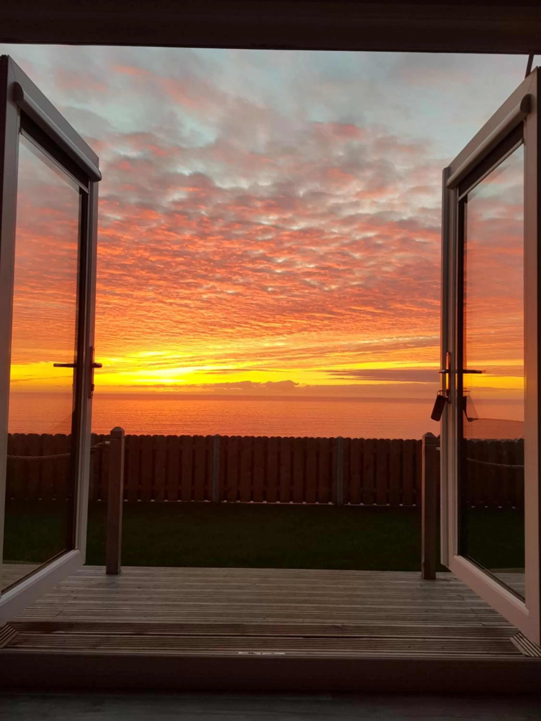 Sunset in Allibella Shepherds Hut, Amazing Seaview, Private garden, Pet Friendly
