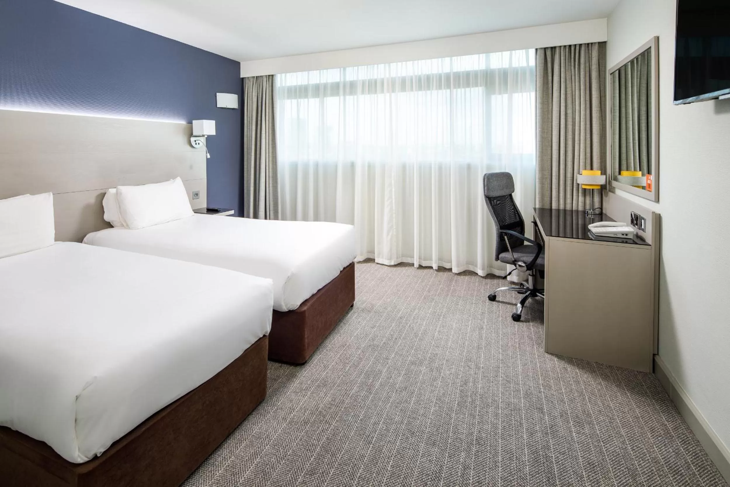 Photo of the whole room, Bed in Mercure Manchester Piccadilly Hotel