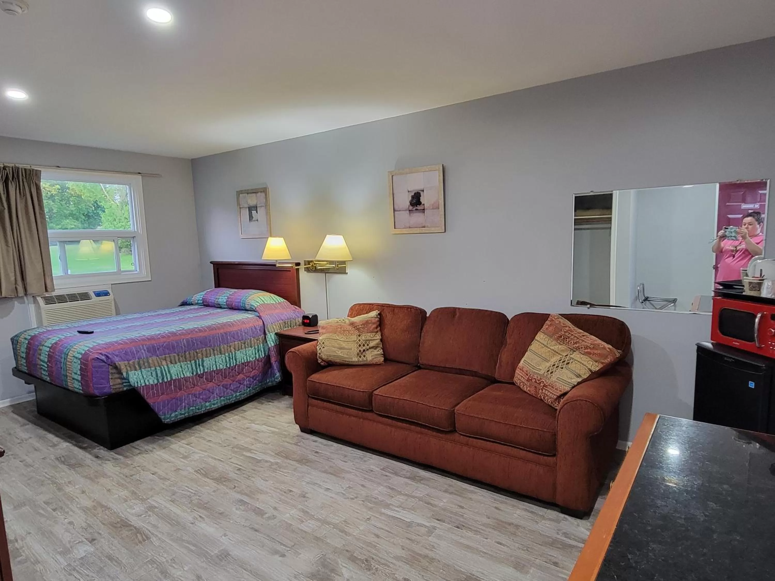 Photo of the whole room in Knights Inn Cobourg