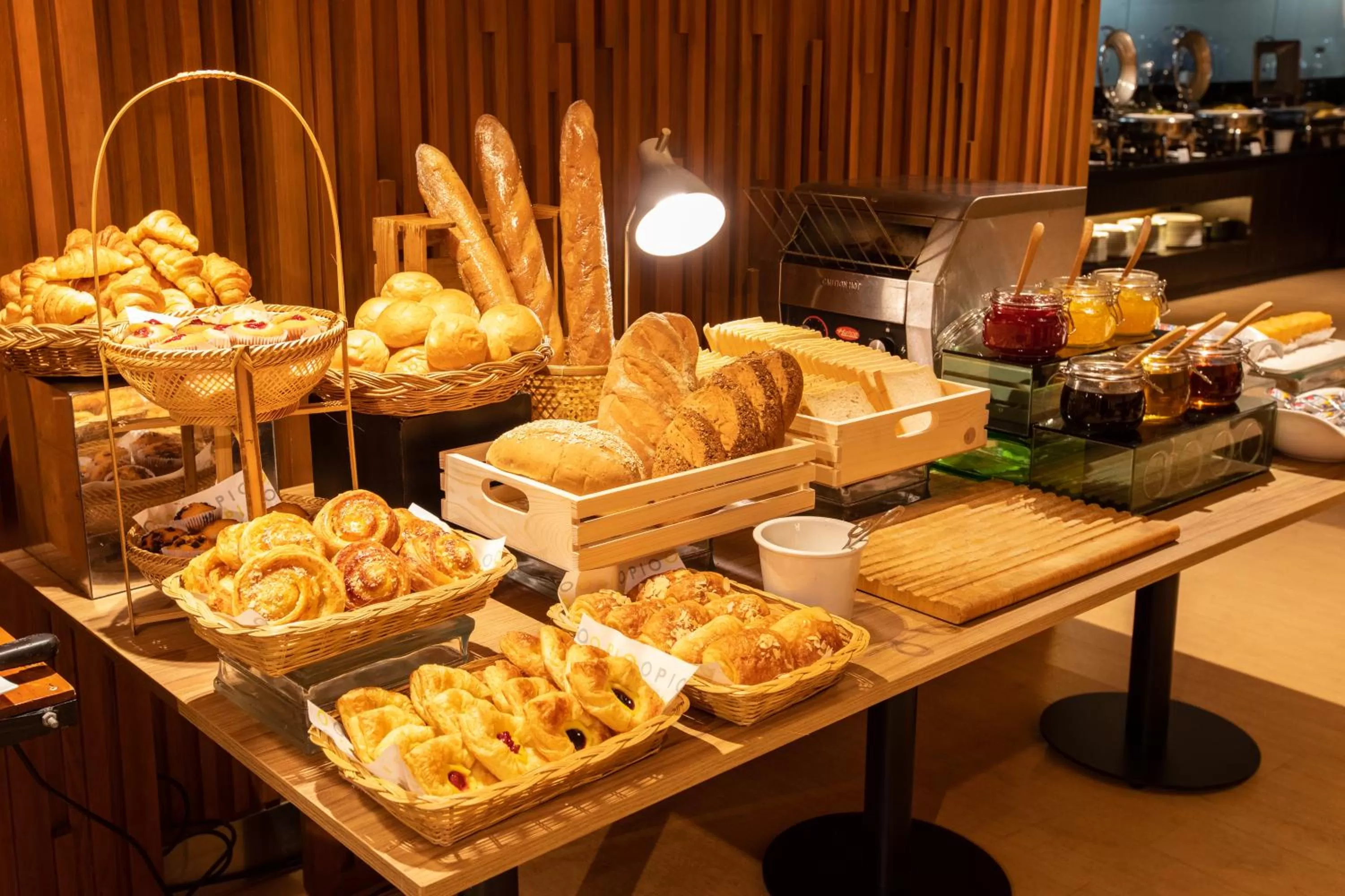 Food and drinks in Golden Tulip Mandison Suites