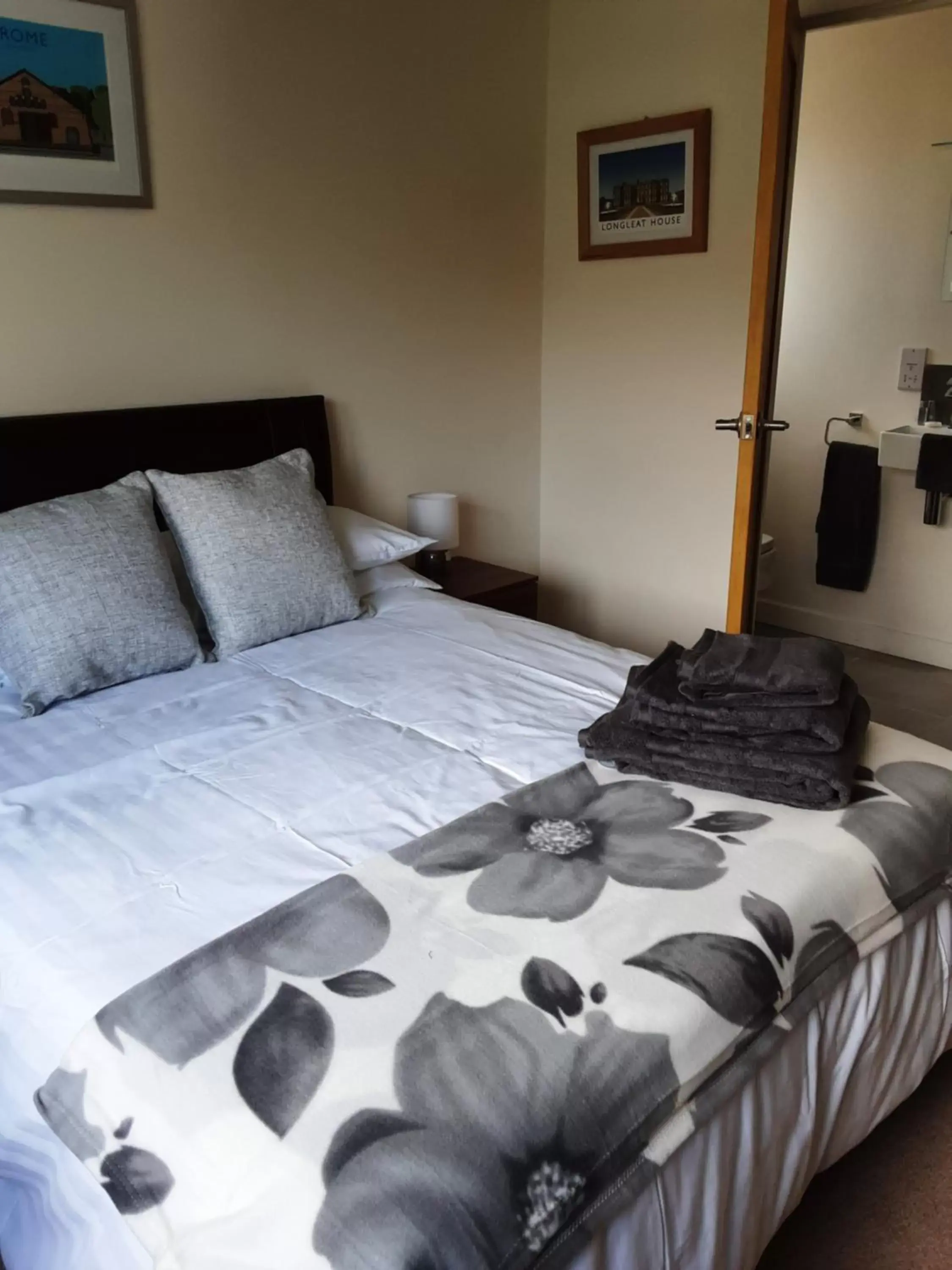 Double Room with Private Bathroom - single occupancy in Snoozefrome Double Room with Private Bathroom - single occupancy in Snoozefrome