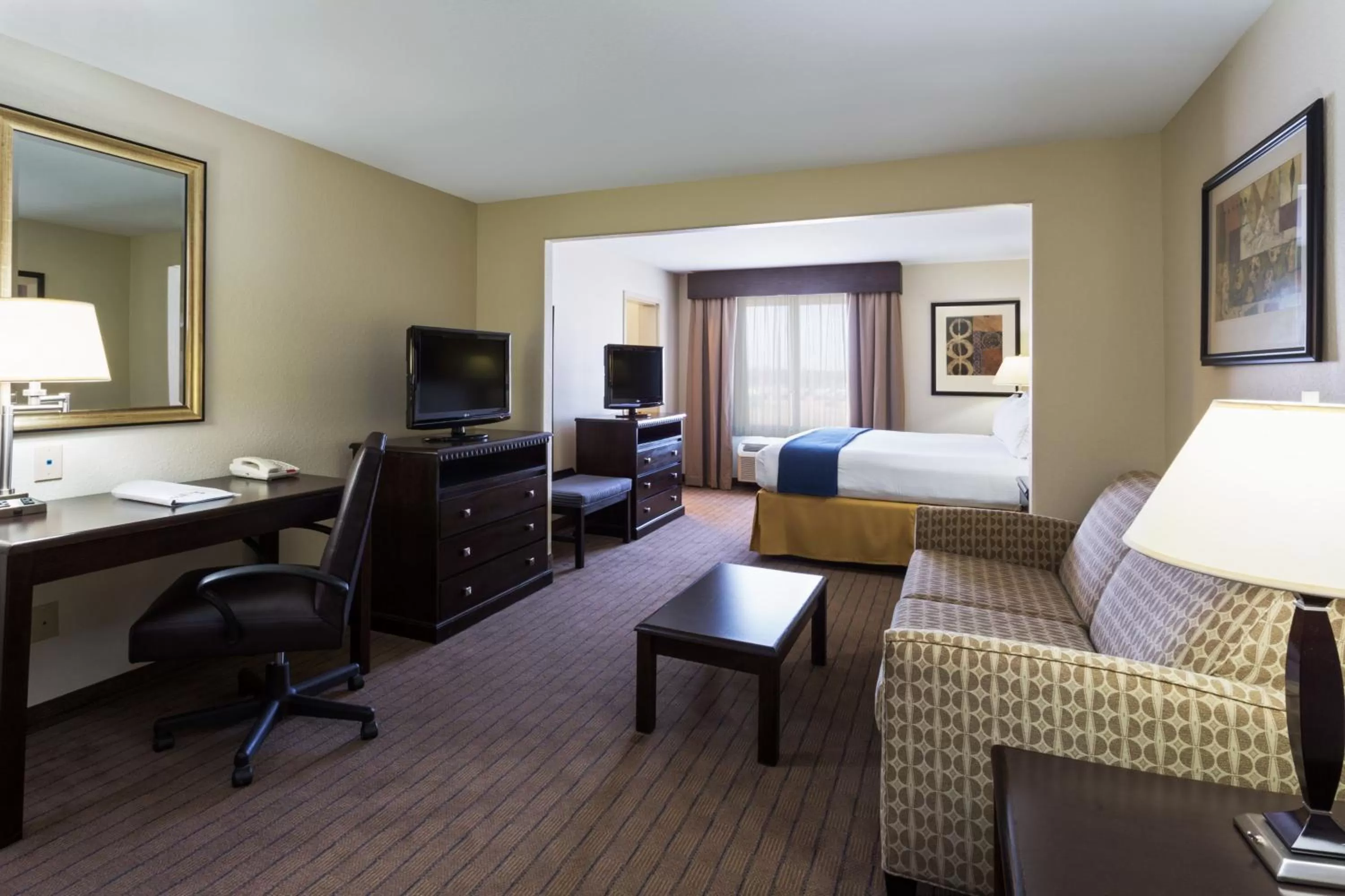 Photo of the whole room, Bed in Holiday Inn Express & Suites Moultrie by IHG