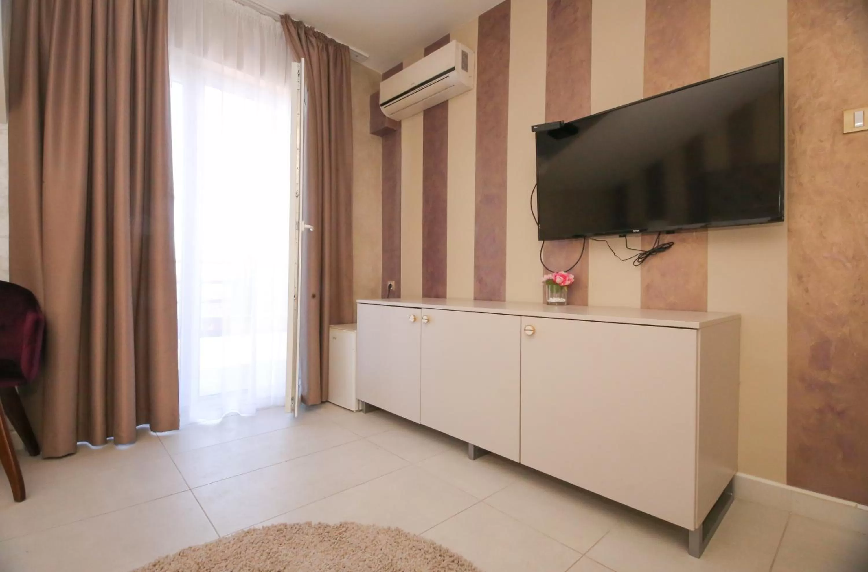 TV and multimedia, TV/Entertainment Center in Bajadera Lux