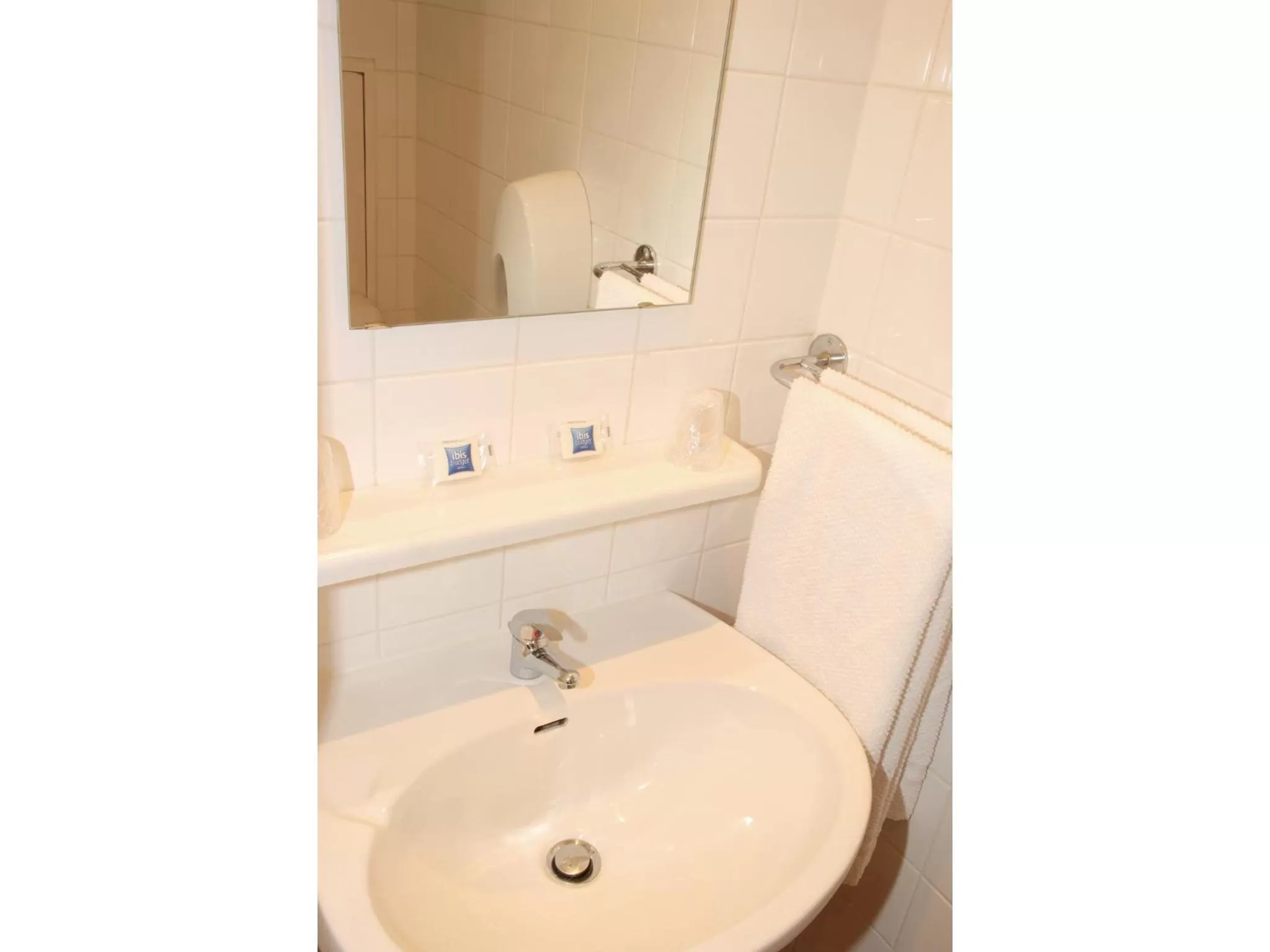 Bathroom in ibis budget Tours Centre Gare et congrès