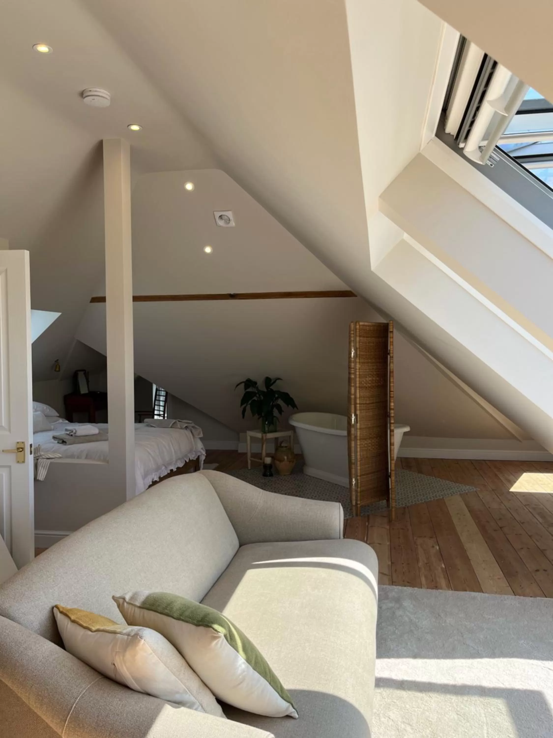 Bed, Seating Area in Hedgebank