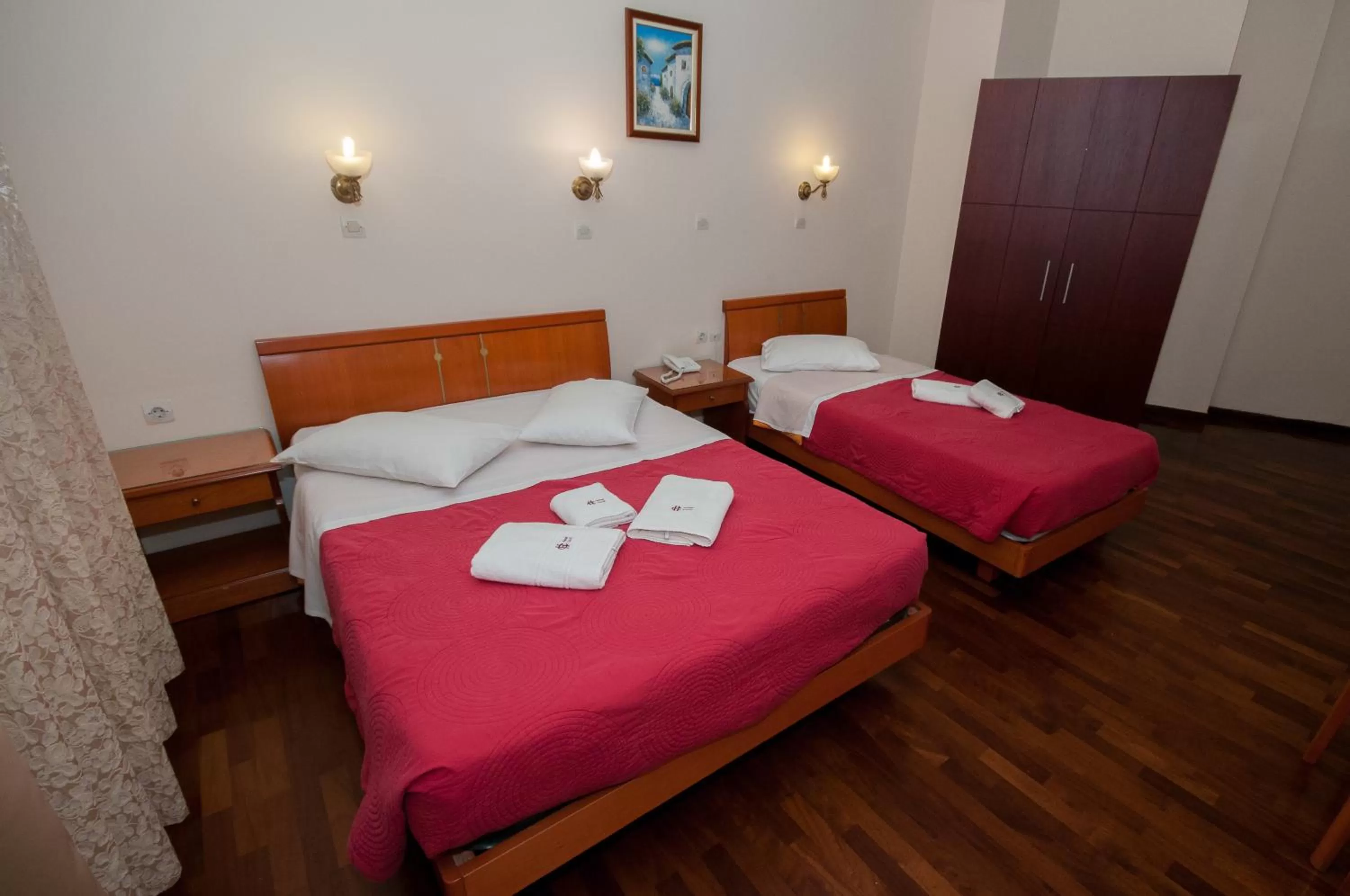 Photo of the whole room, Bed in Cecil Hotel