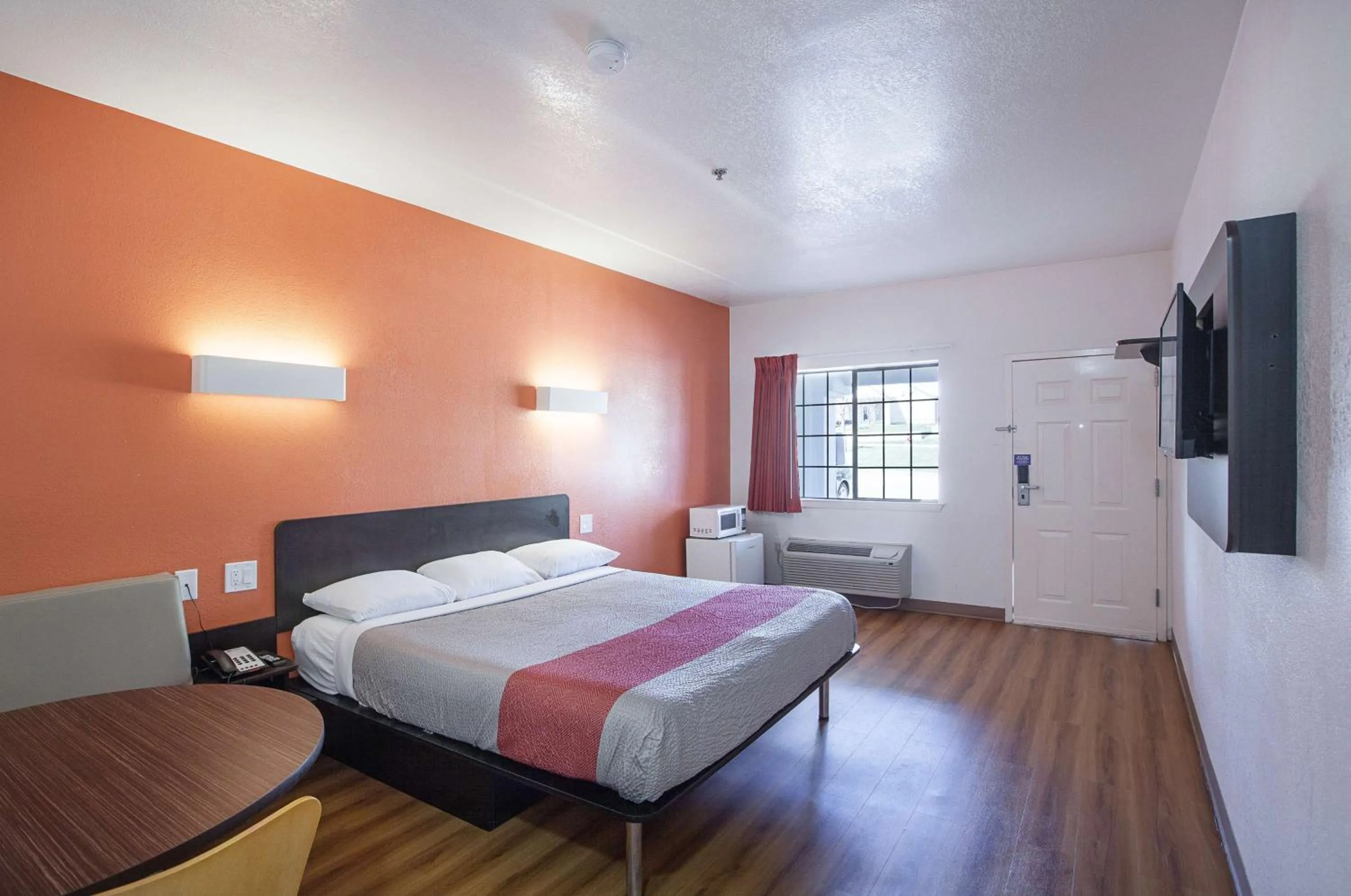 TV and multimedia, Bed in Motel 6-Bedford, TX - Fort Worth