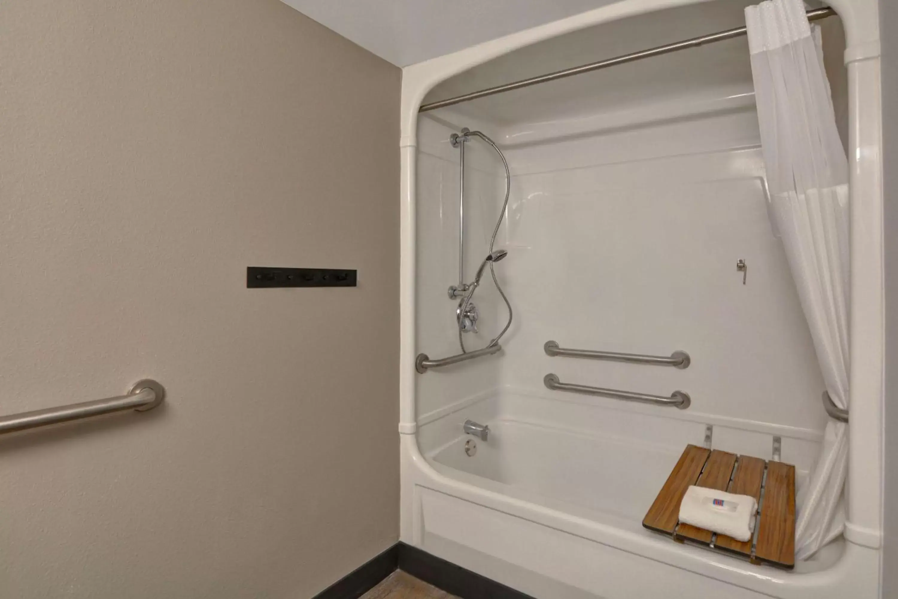 Queen Room - single occupancy - Disability Access - Non-Smoking in Studio 6-Jacksonville, FL - Baymeadows Queen Room - single occupancy - Disability Access - Non-Smoking in Studio 6-Jacksonville, FL - Baymeadows