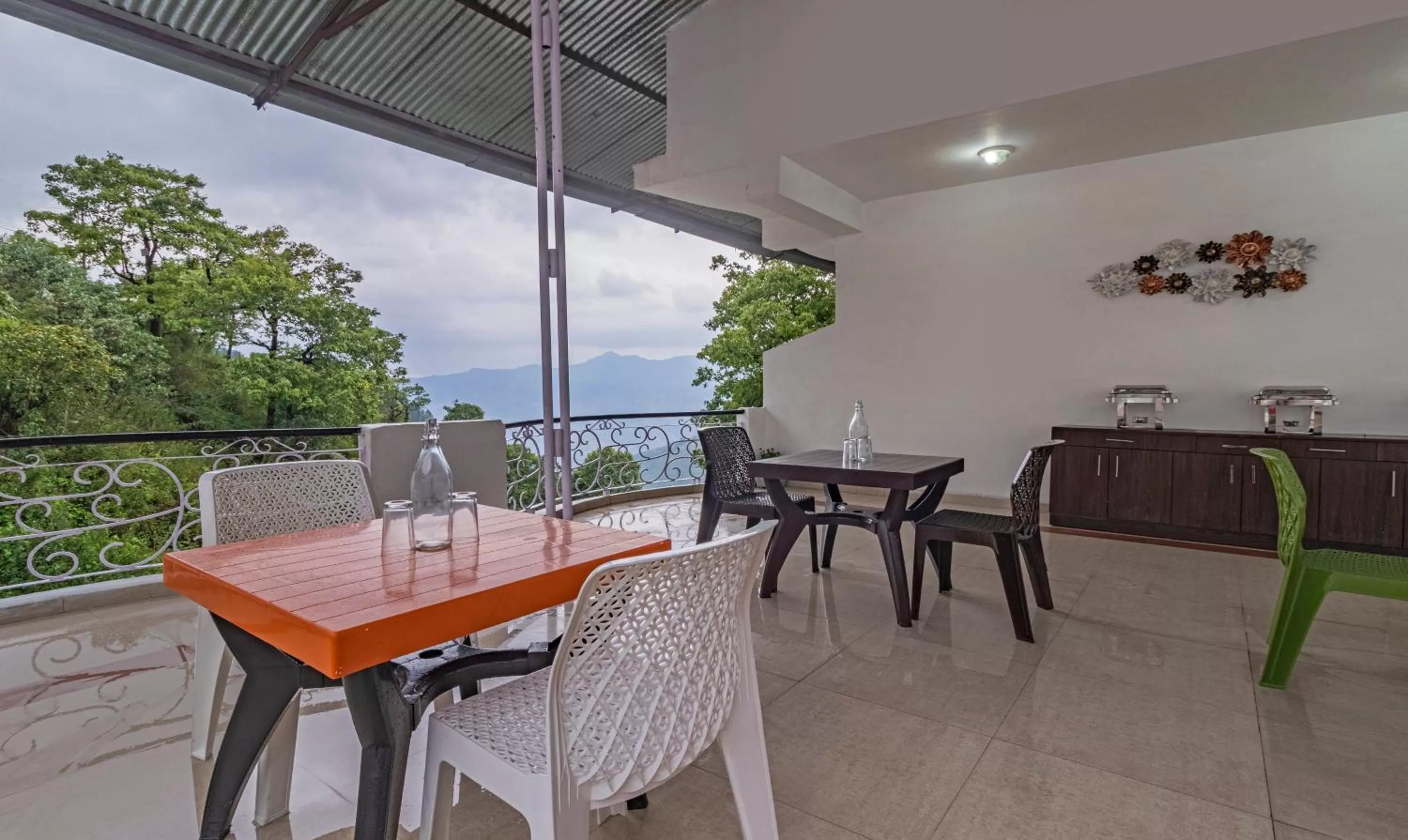 Dining area, Restaurant/Places to Eat in Itsy By Treebo - Peak View