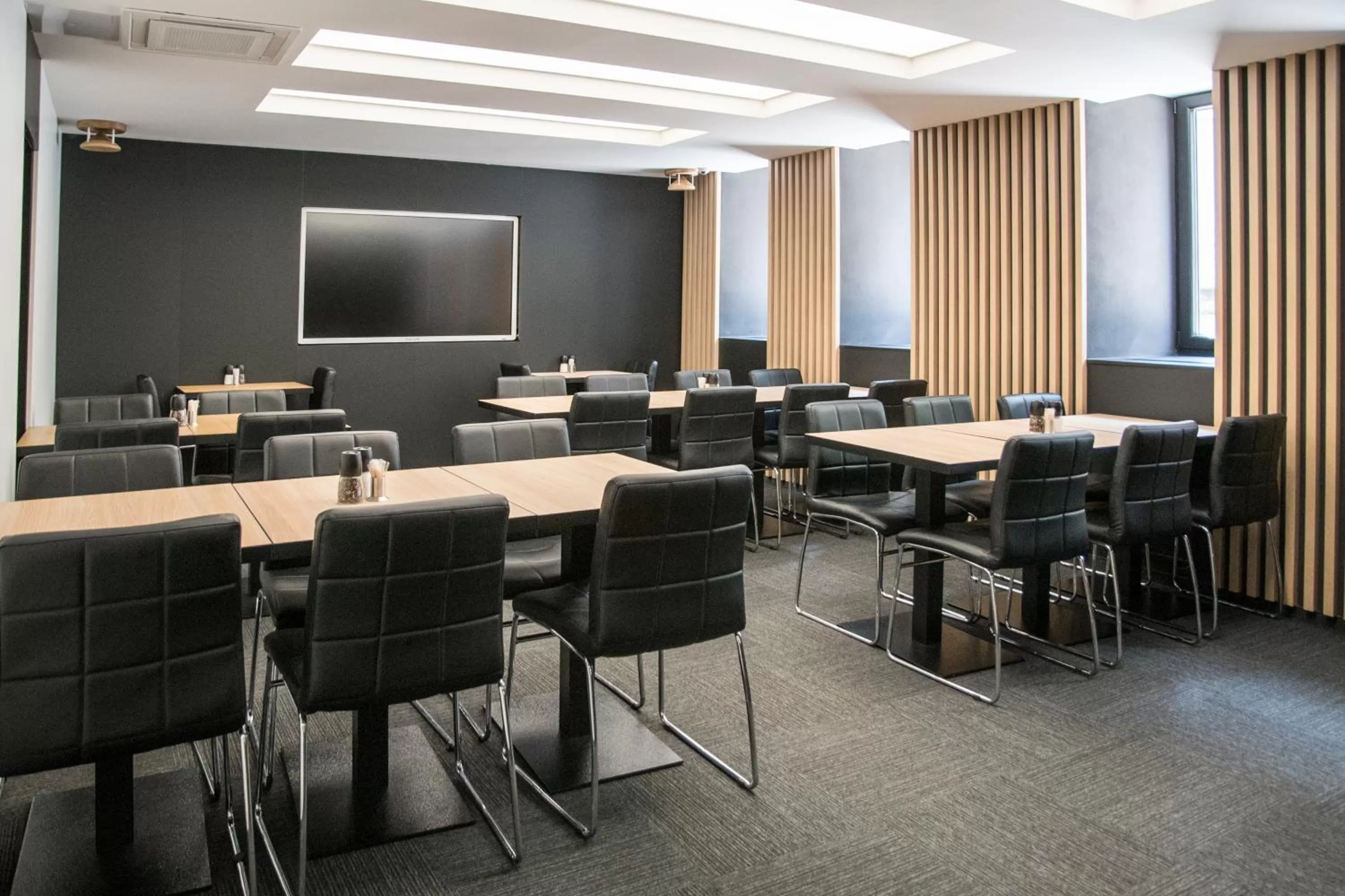 Communal lounge/ TV room in Hotel Plzeň