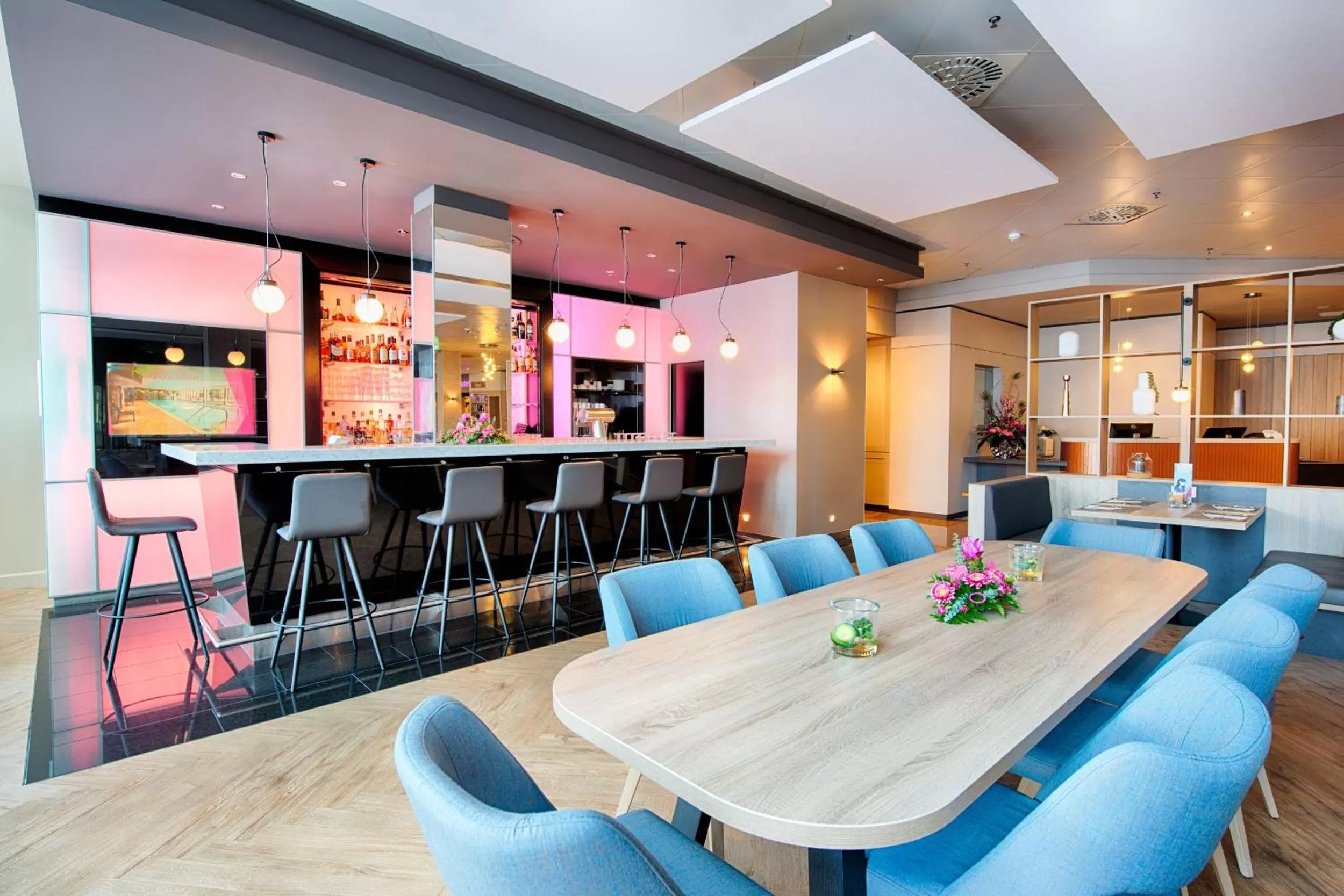 Lounge or bar in Crowne Plaza Frankfurt Congress Hotel by IHG