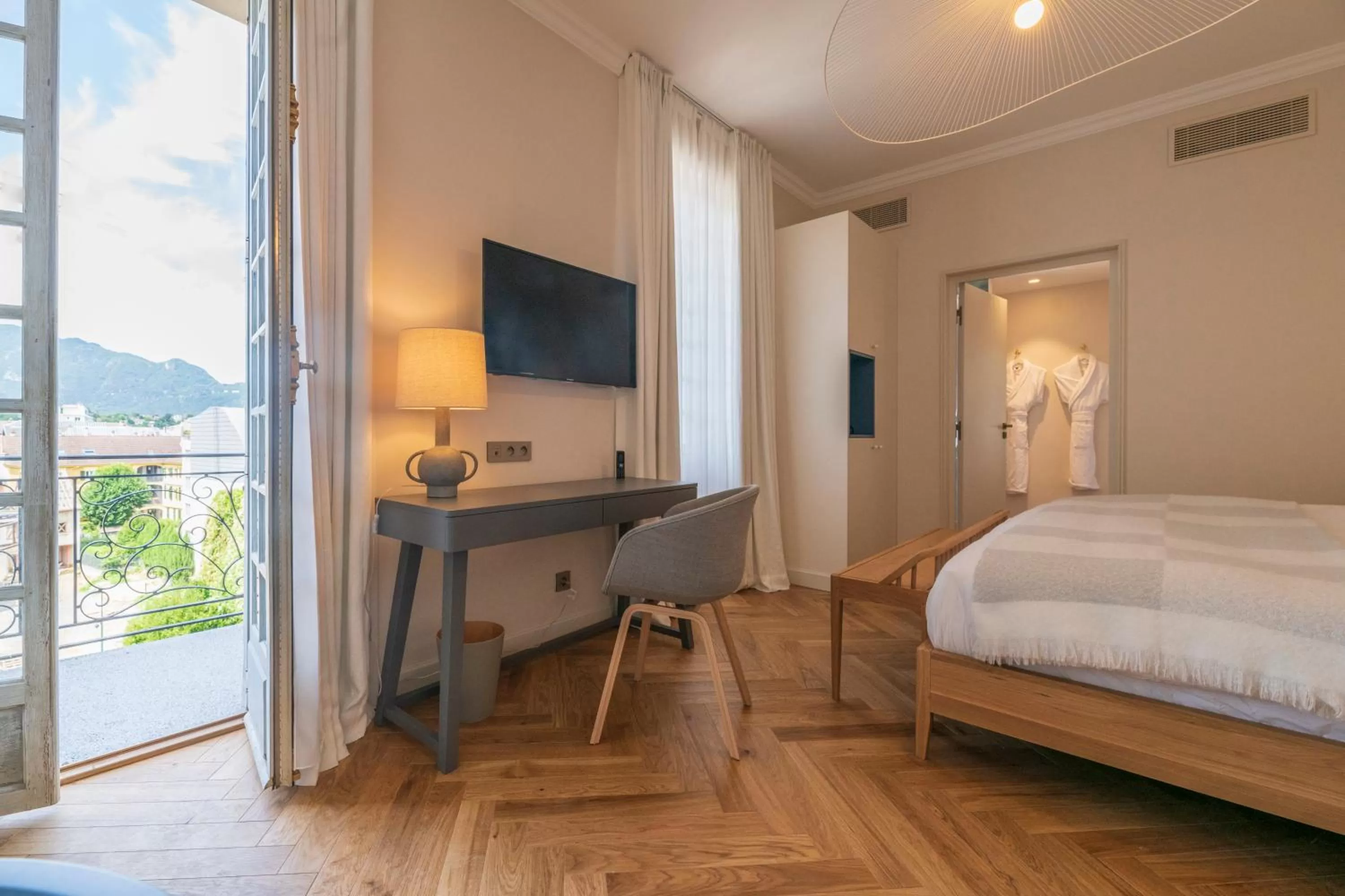 Photo of the whole room, Bed in Belle Epoque