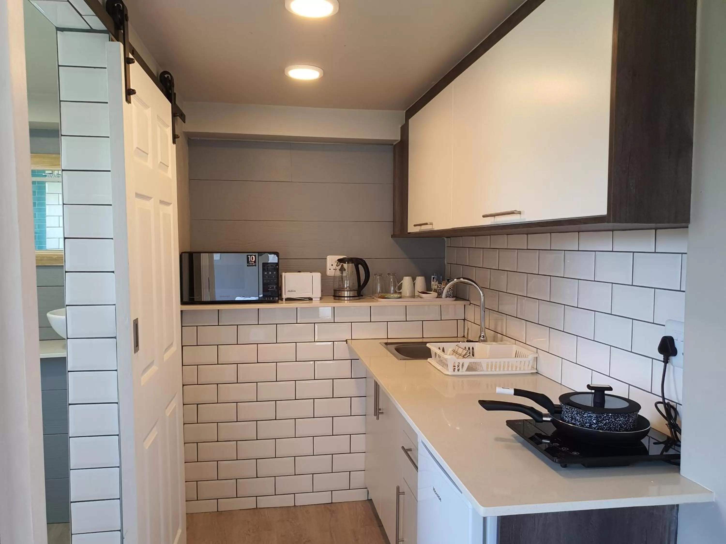 Kitchen or kitchenette in Riverview Guesthouse East London