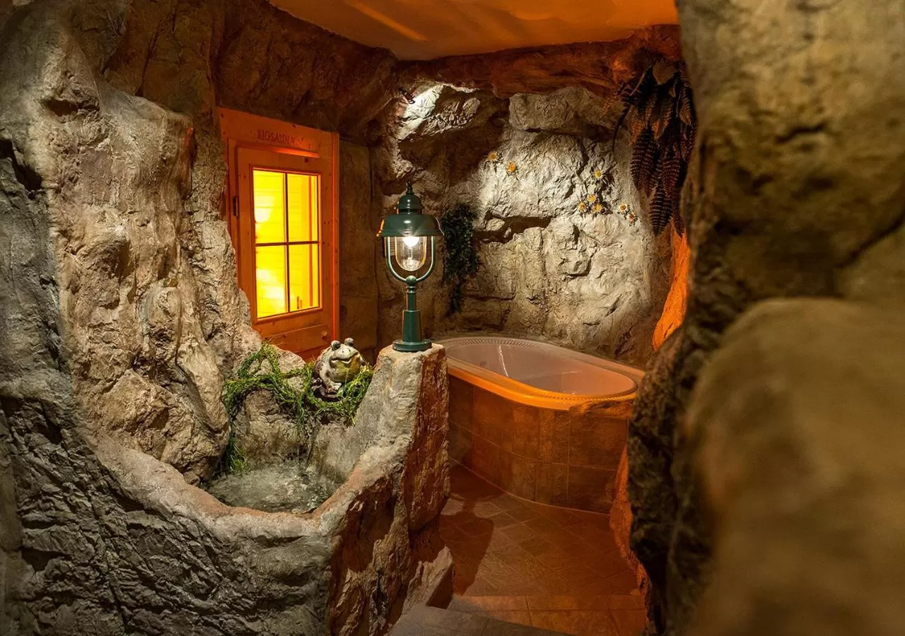 Hot Tub, Bathroom in Portens Hotel Fernblick