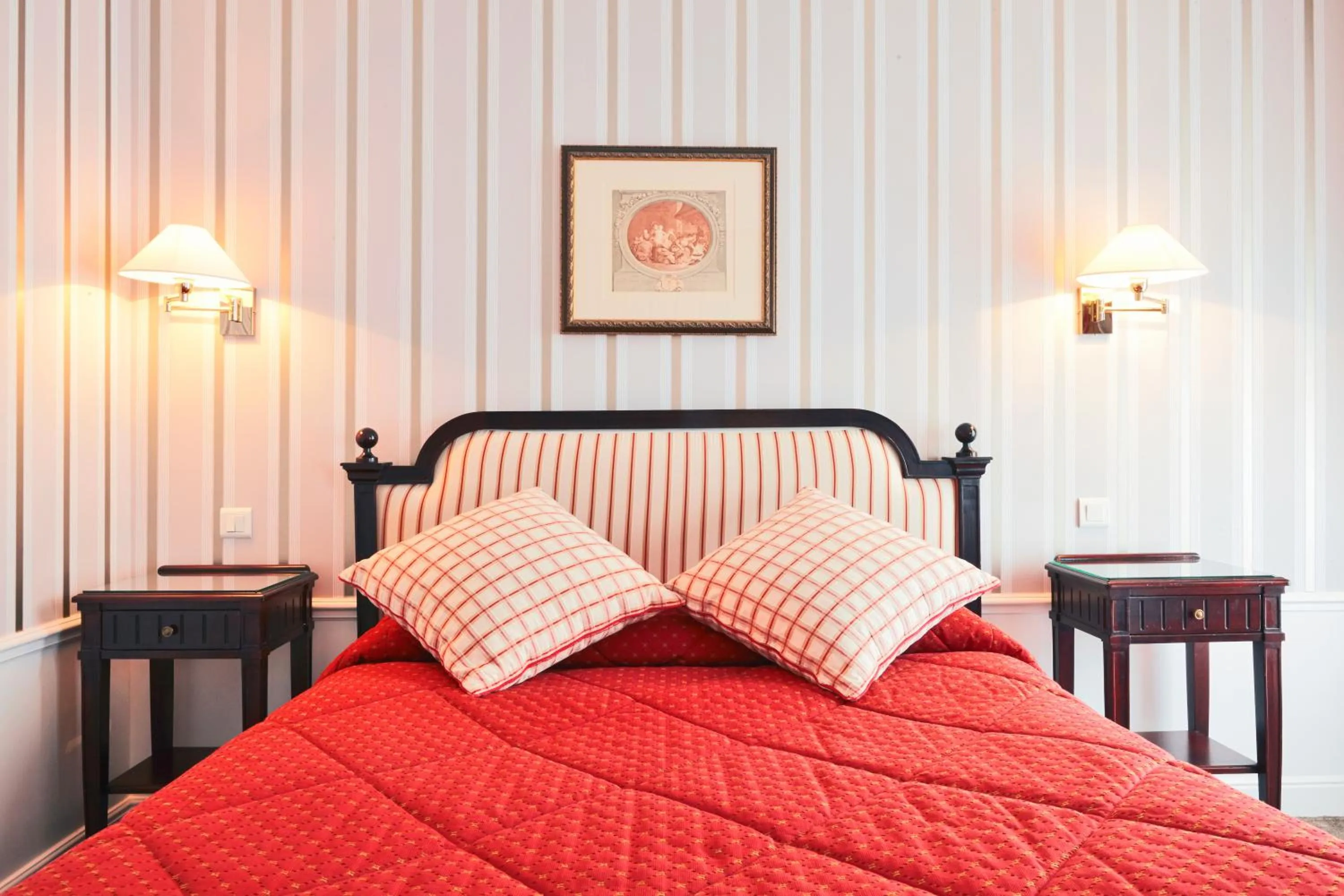 Bed in Golden Tulip Washington Opera