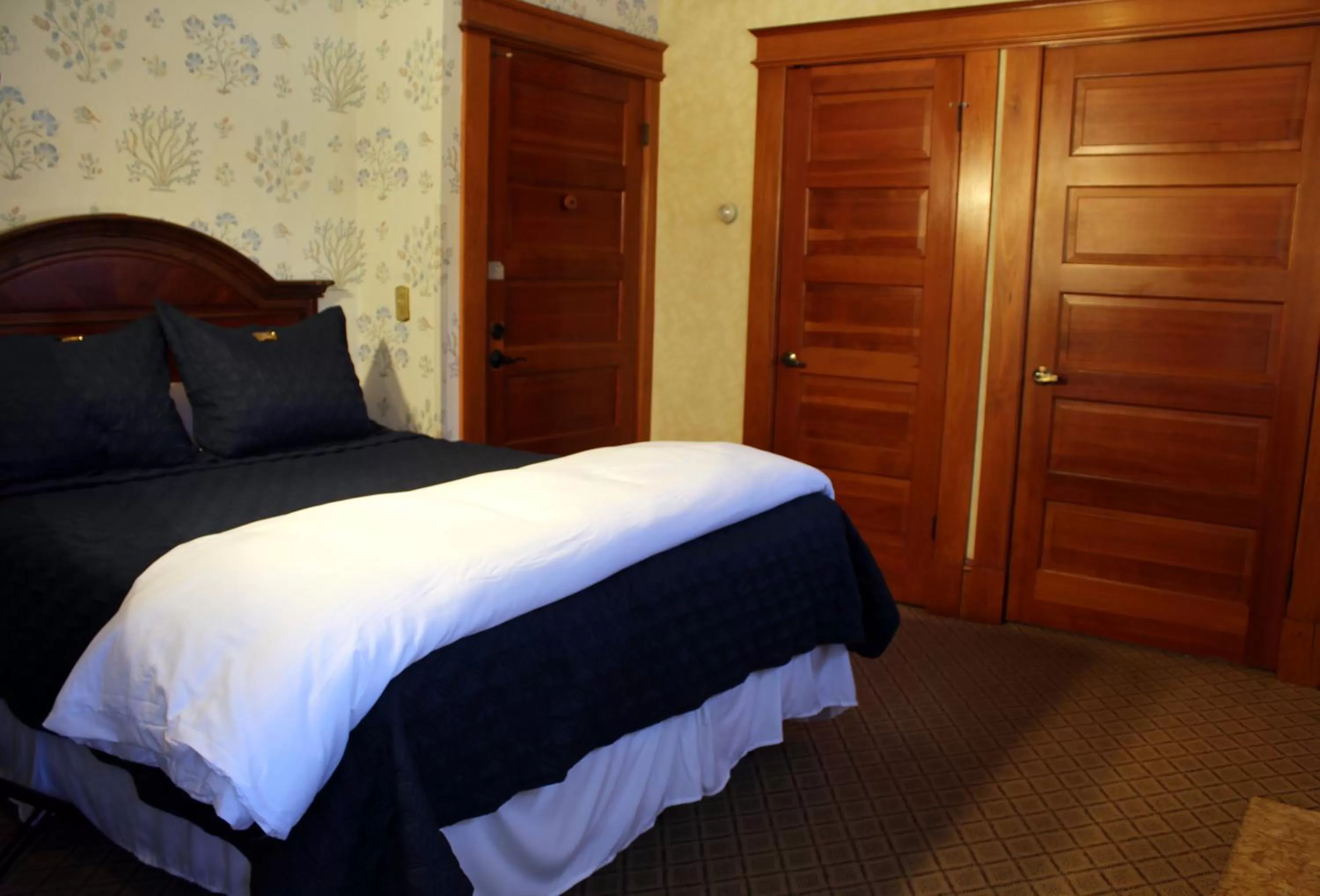 Bed in Pacific Grove Inn