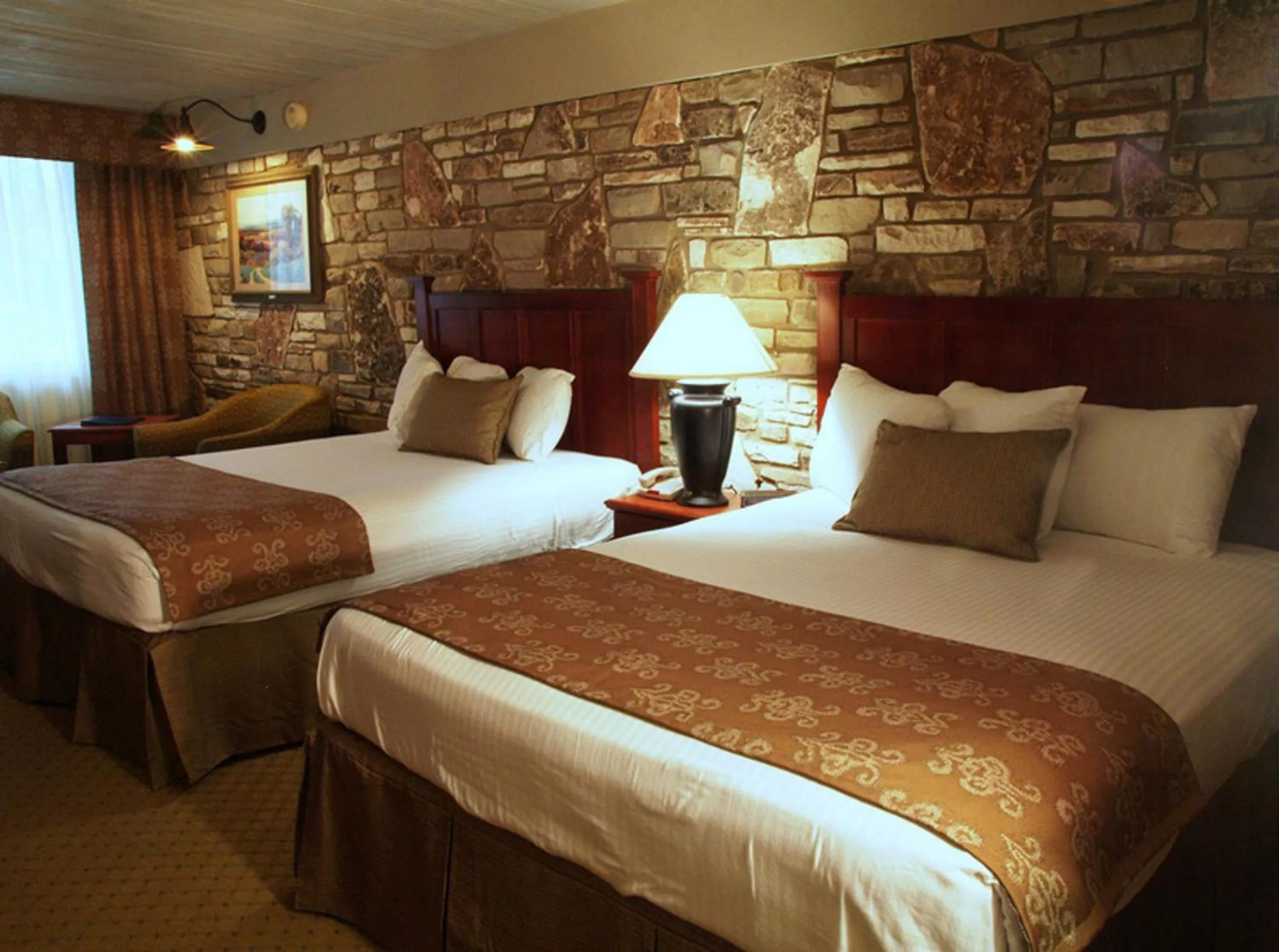 Bed in Inn of the Hills Hotel and Conference Center