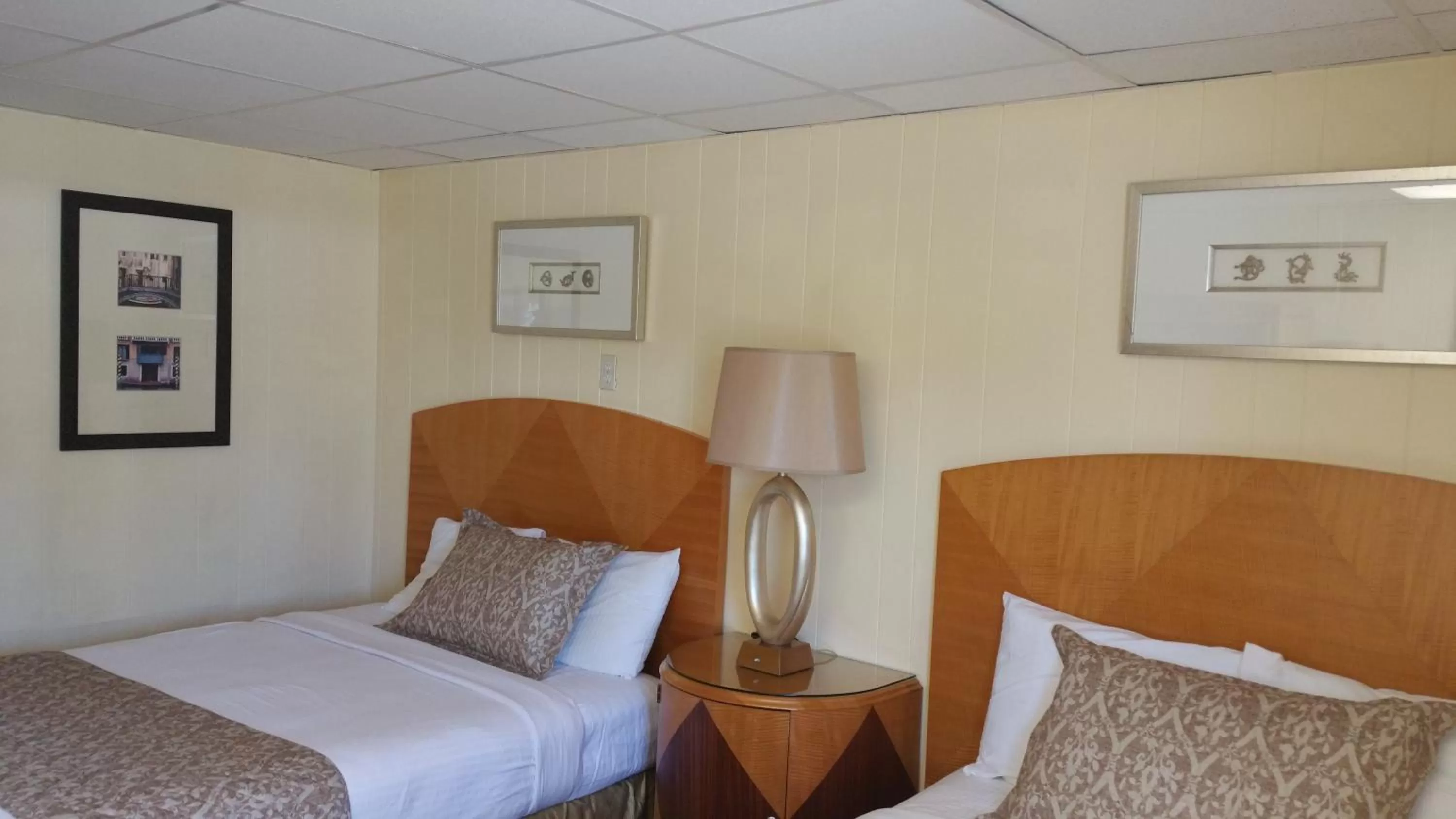 Bed in The Amethyst Beach Motel