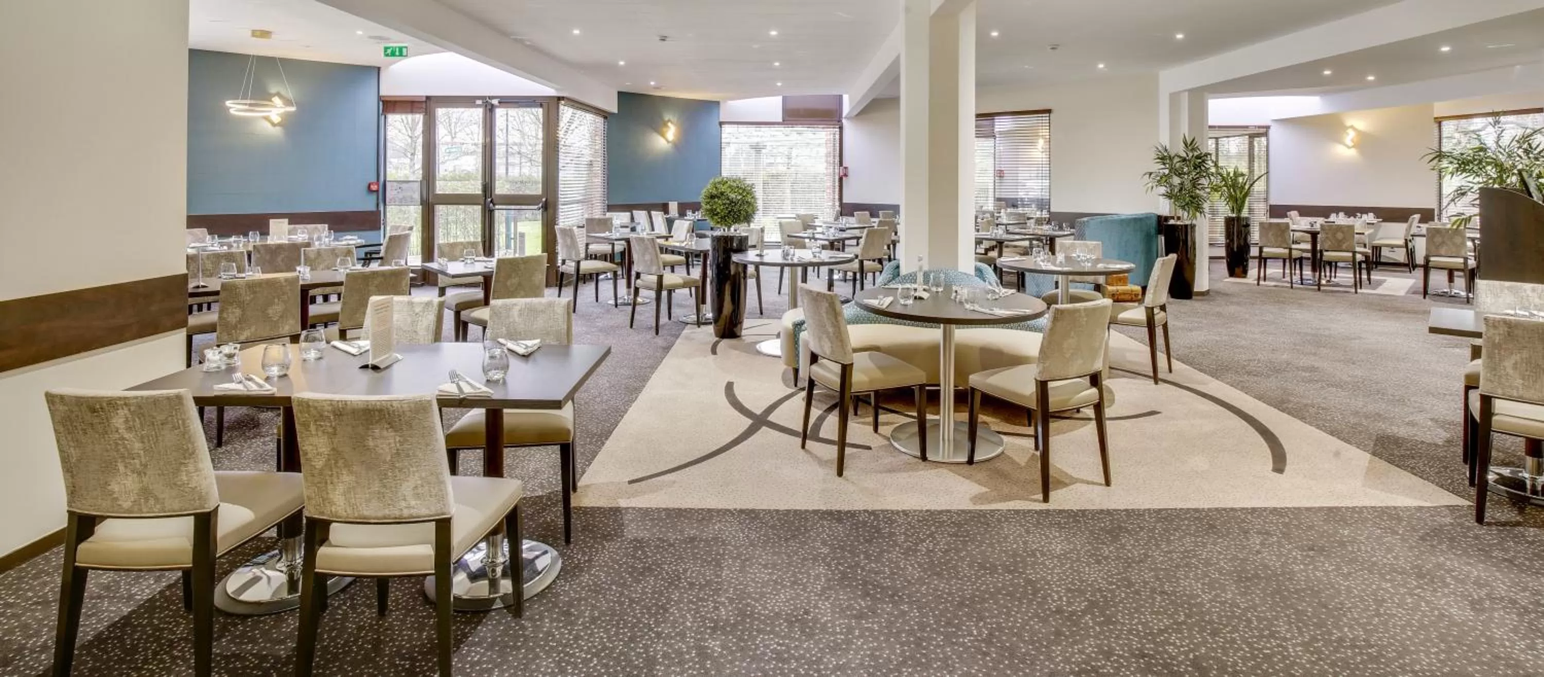 Restaurant/places to eat in Mercure Maurepas Saint Quentin