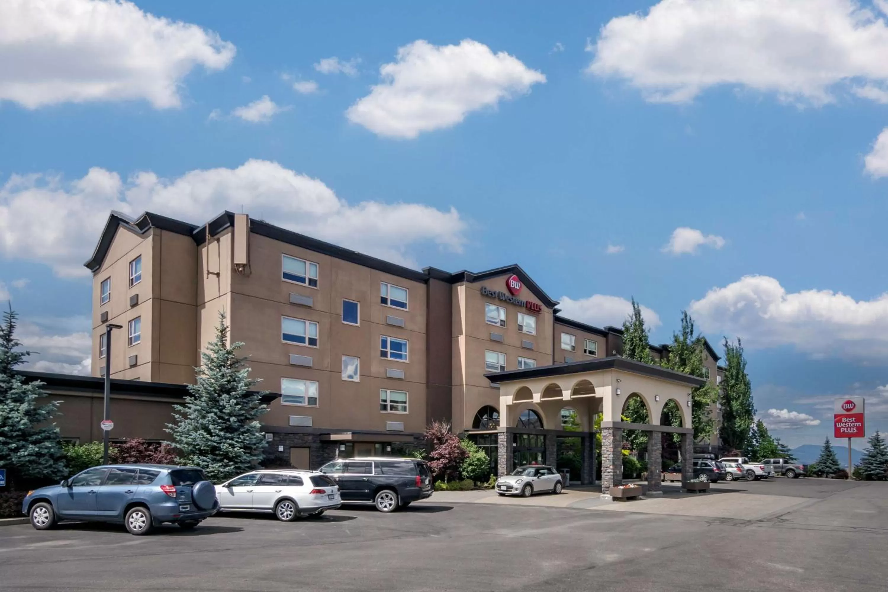 Property building in Best Western Plus Kamloops Hotel