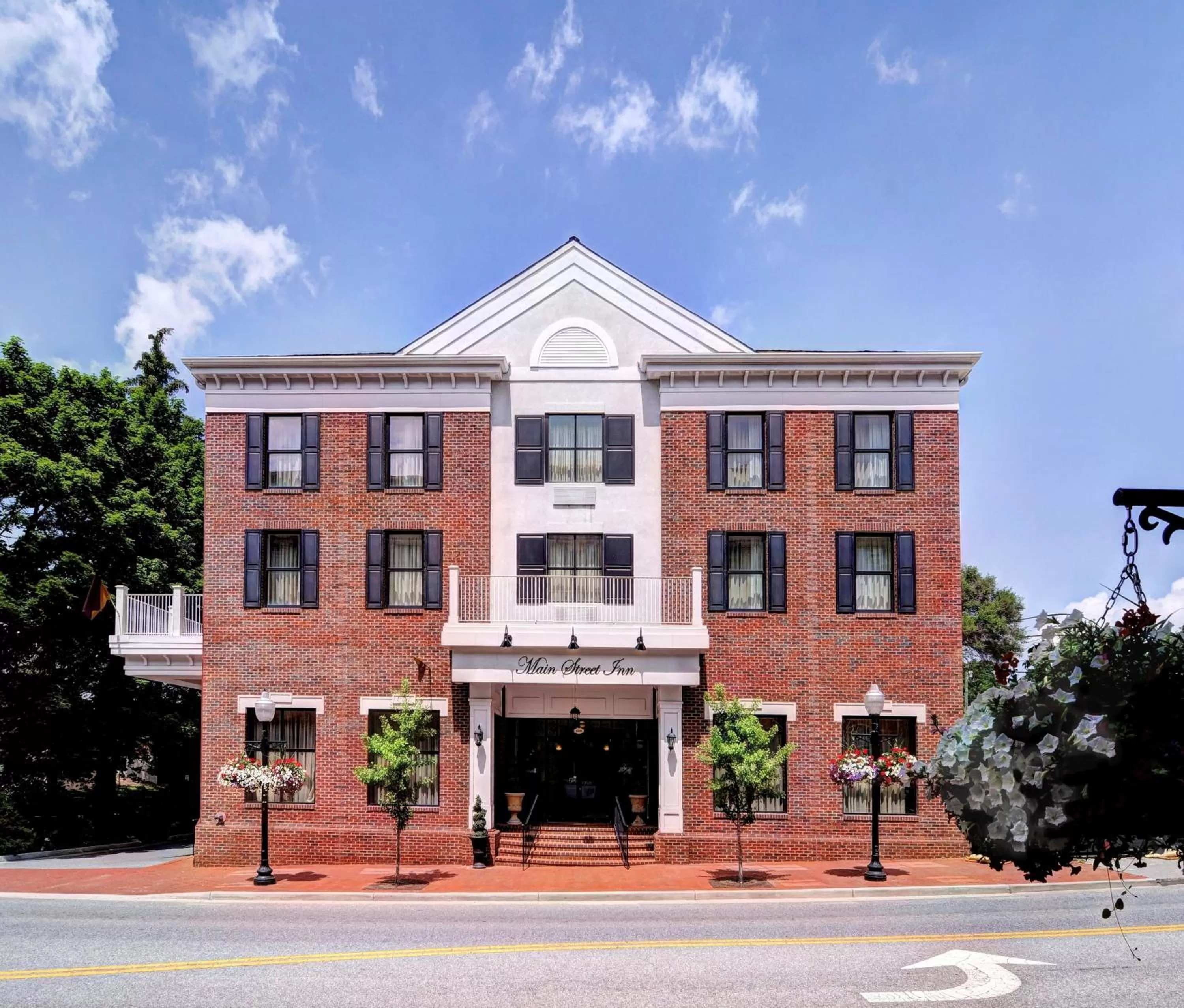 Facade/entrance in Main Street Inn Blacksburg