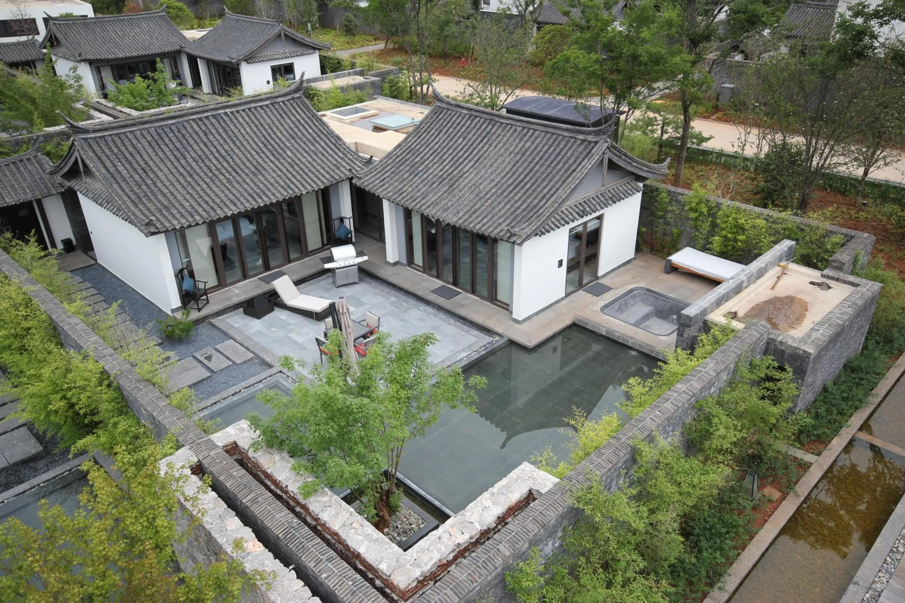 Garden in Pullman Lijiang Resort & Spa