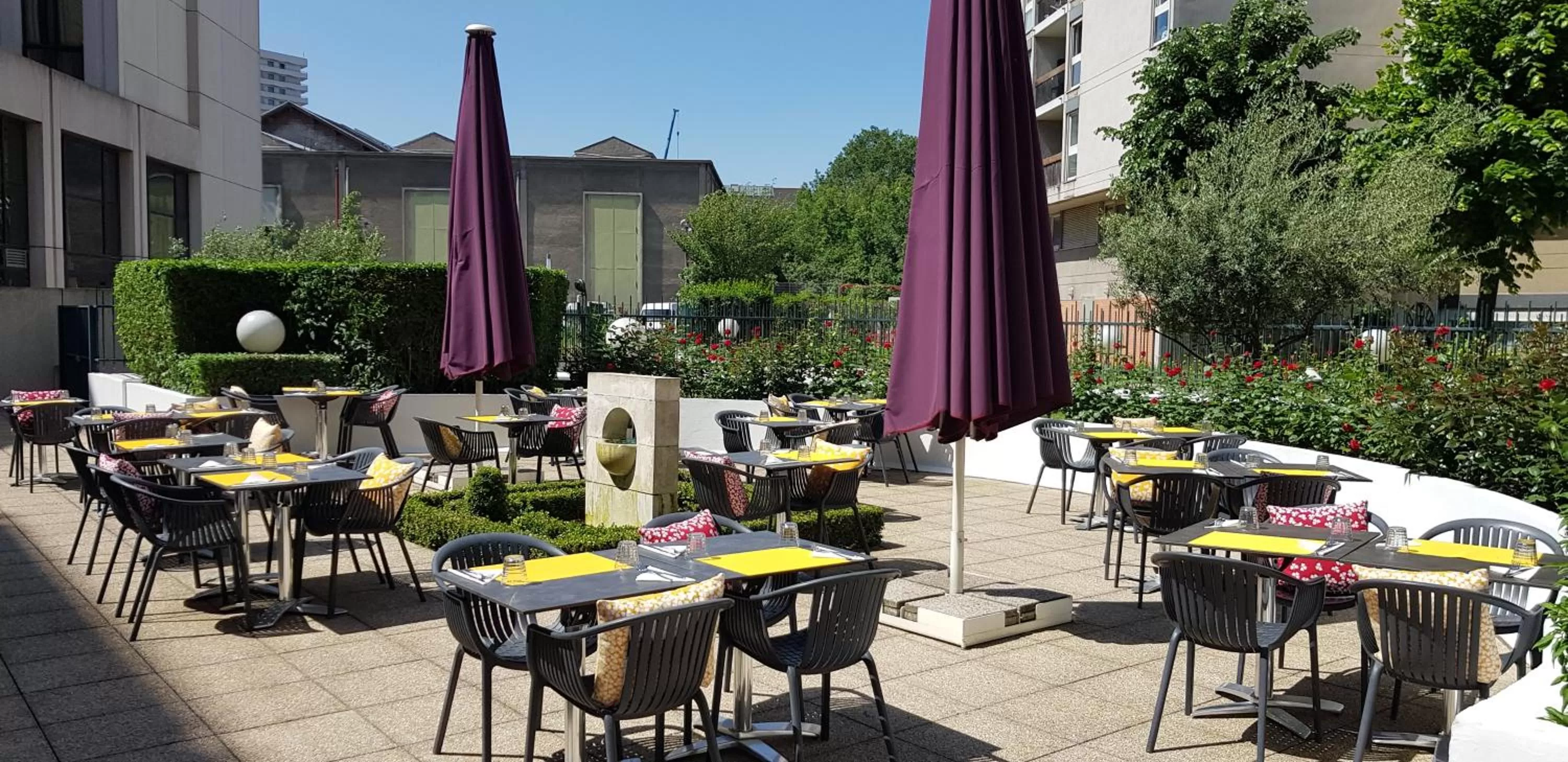 Restaurant/places to eat in B&B HOTEL Paris 17 Batignolles