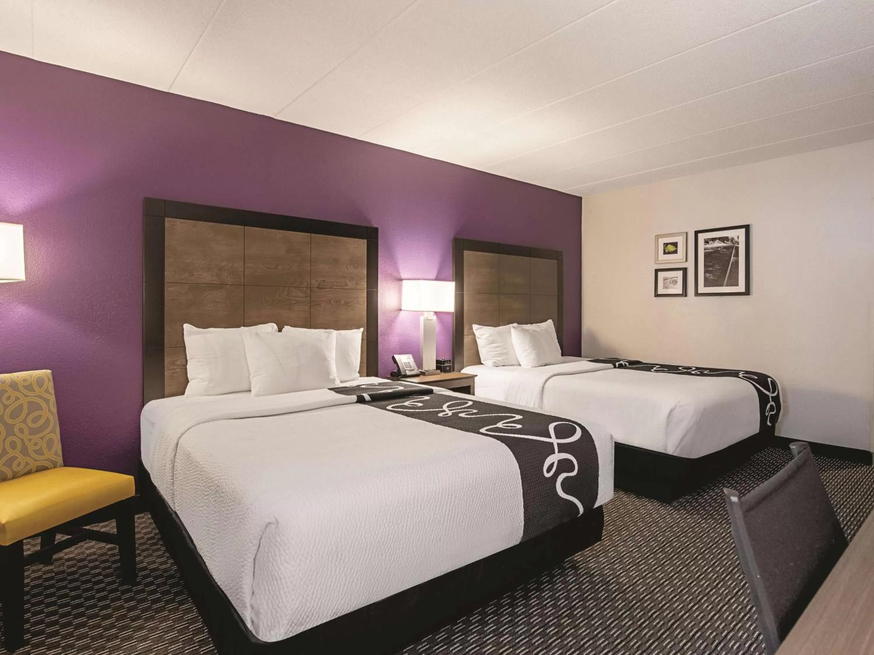 Photo of the whole room, Bed in La Quinta Inn & Suites by Wyndham Portland DT Maine Med