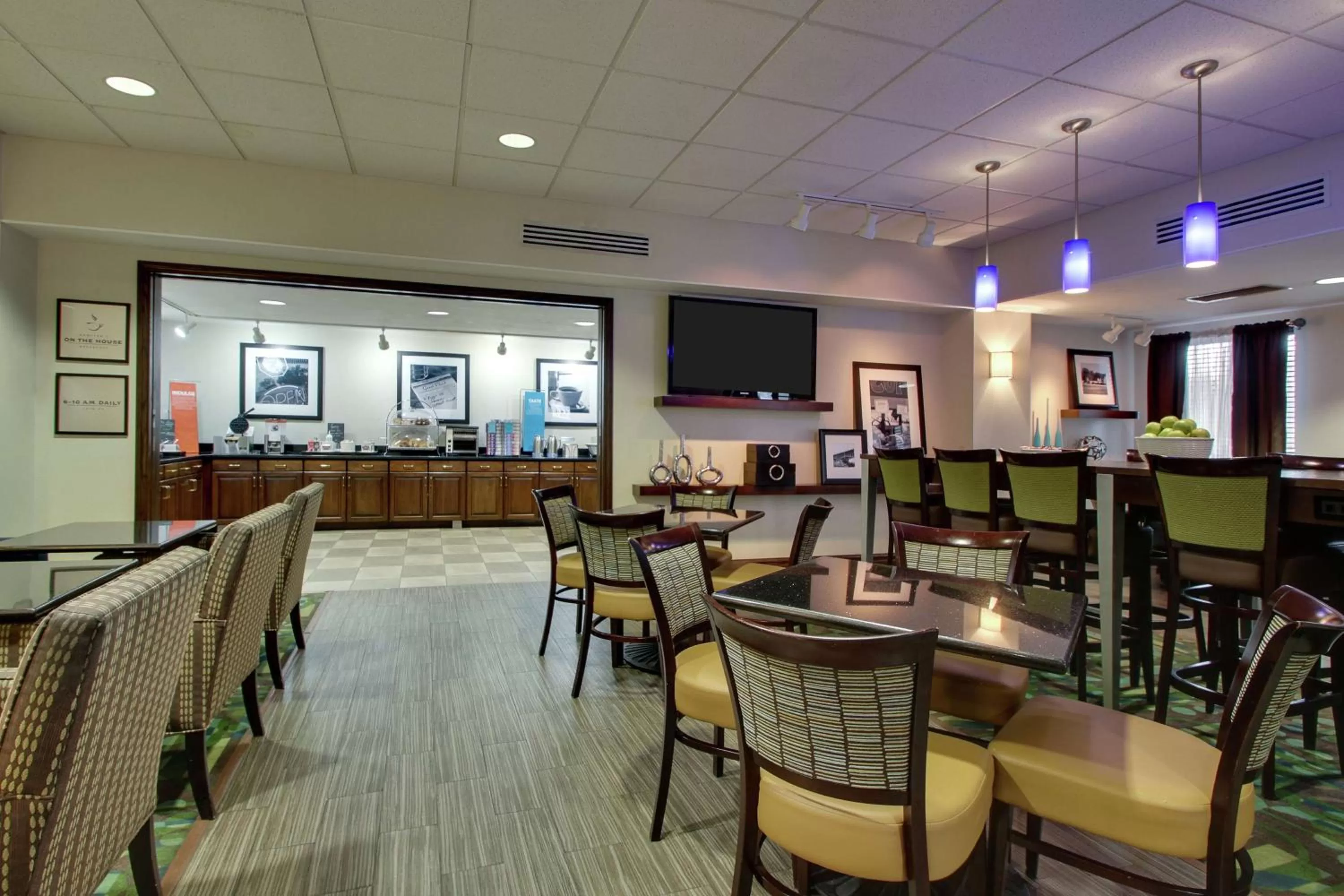 Dining area in Hampton Inn DuBois