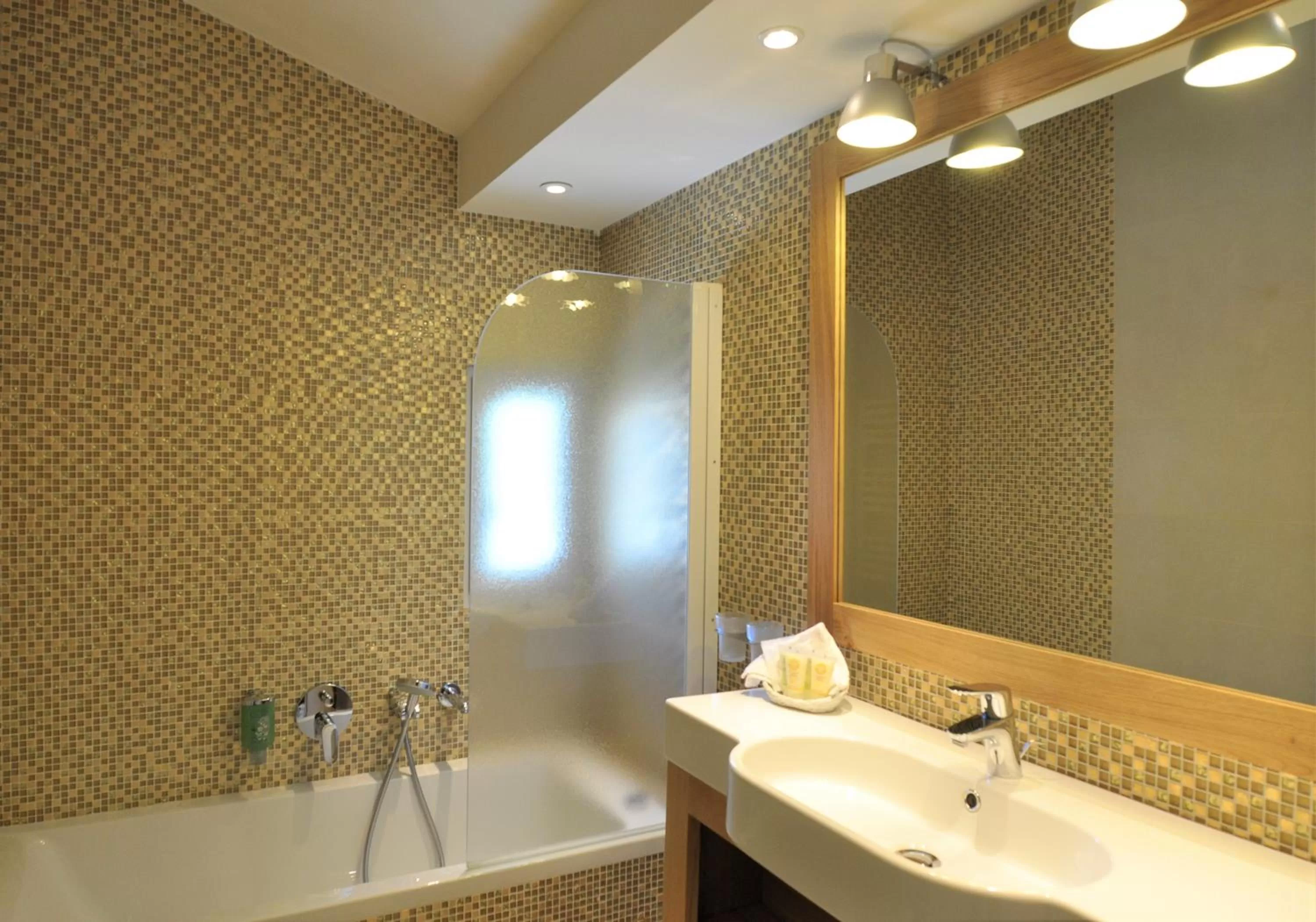 Bath in Best Western Premier Montfleuri