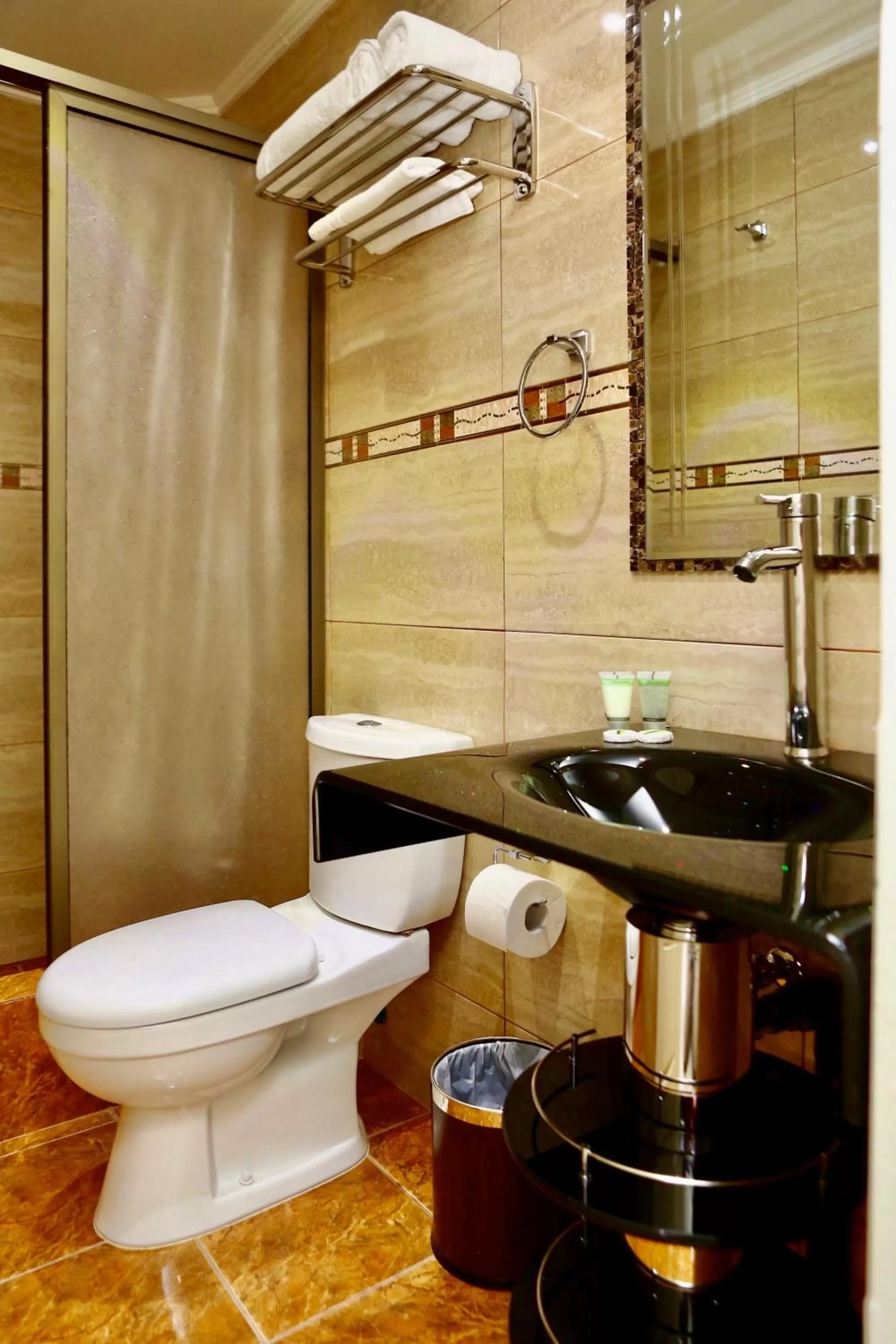 Shower, Bathroom in Yakana Hotel