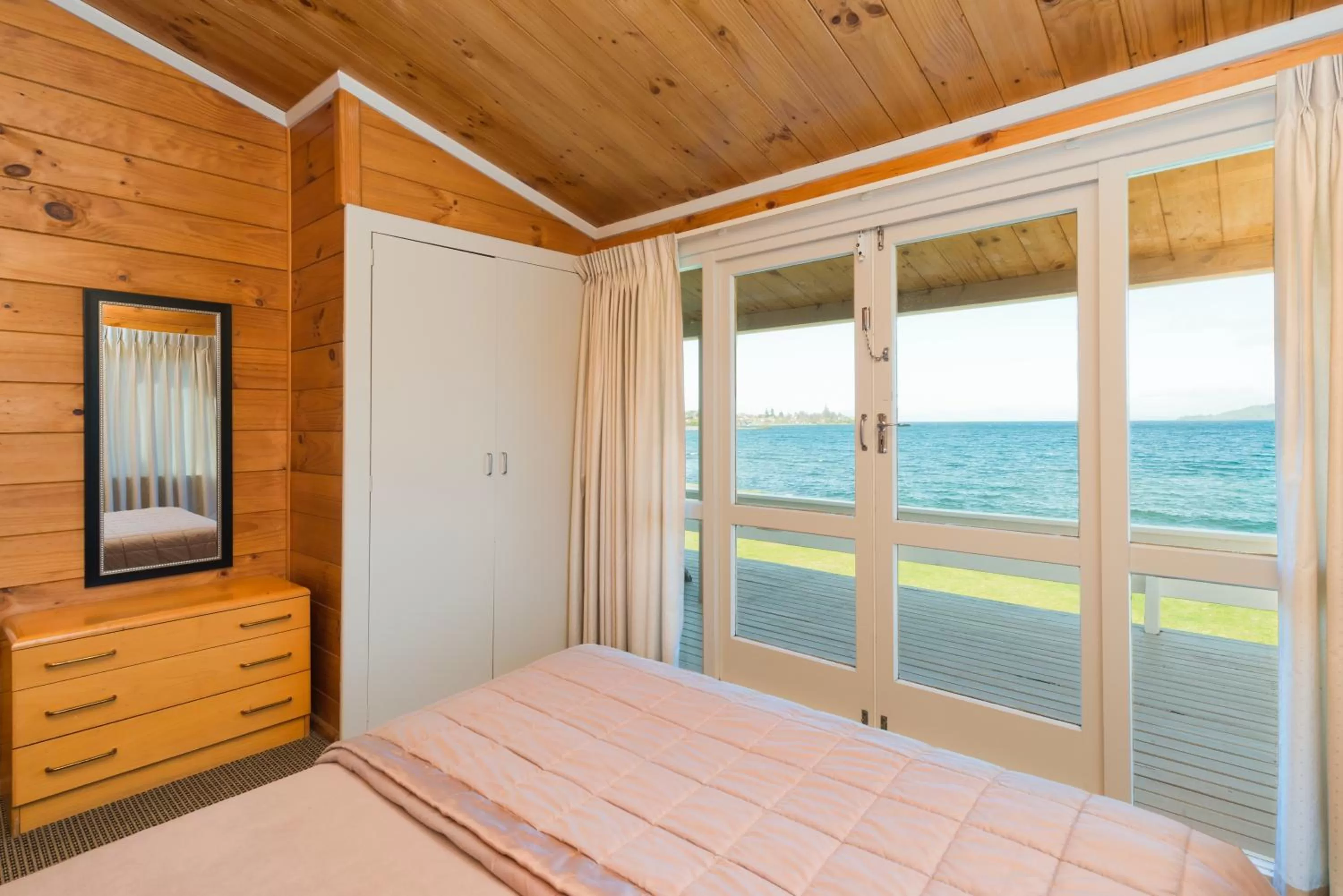 Lake view, Bed in Oasis Beach Motel