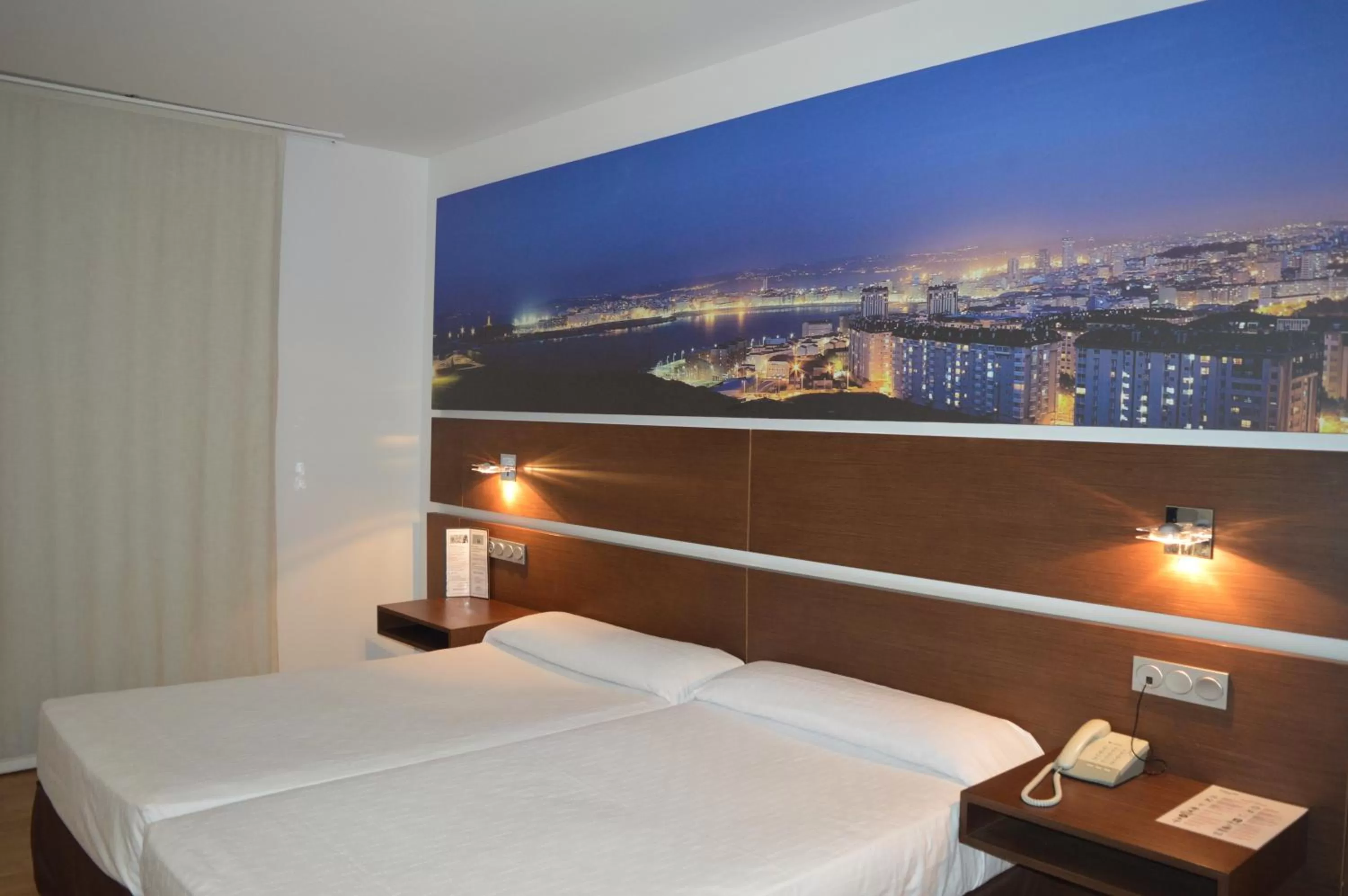 Photo of the whole room, Bed in Hotel Spa Odeón