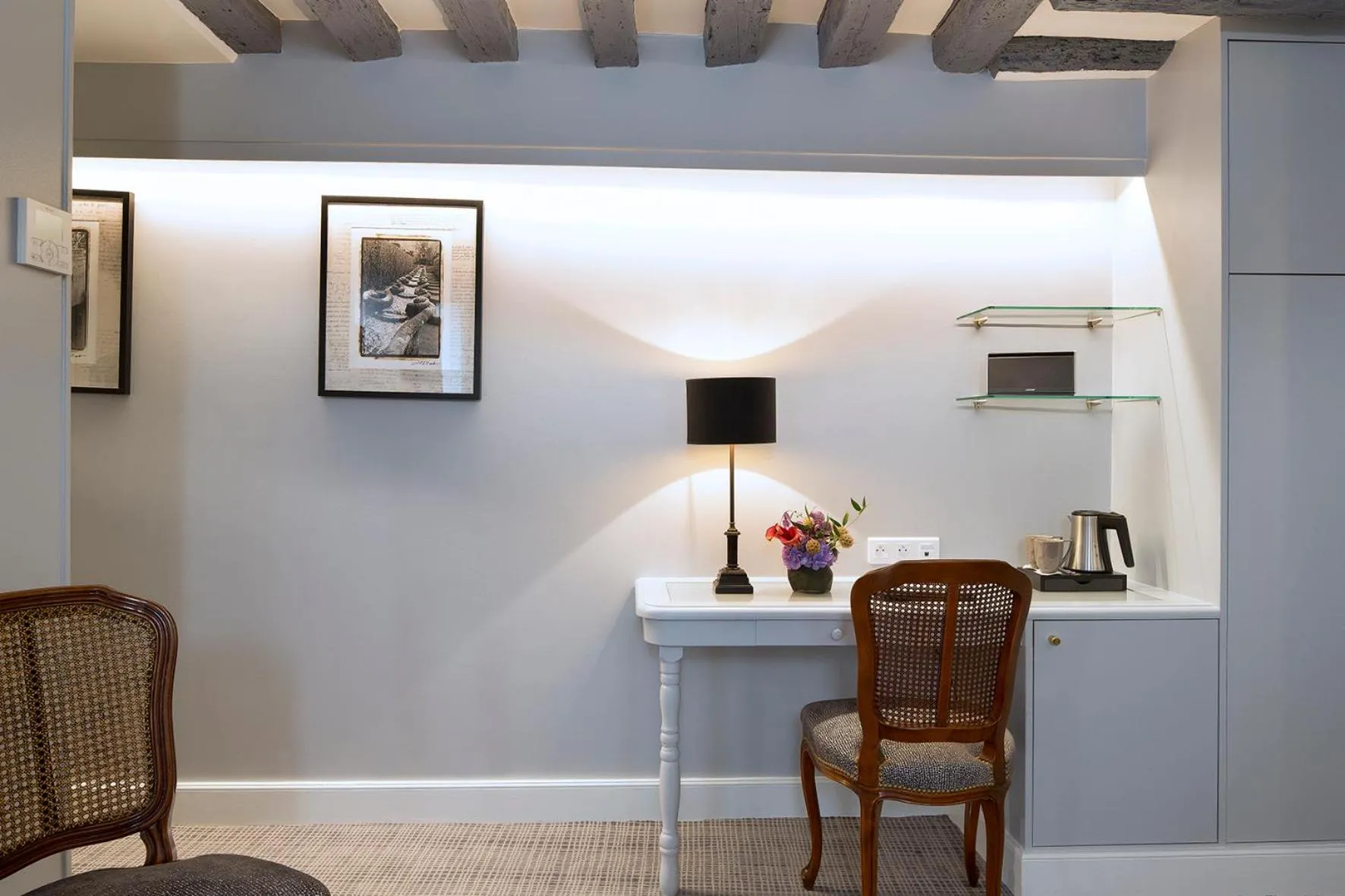 Seating area in Le Relais Saint Honoré