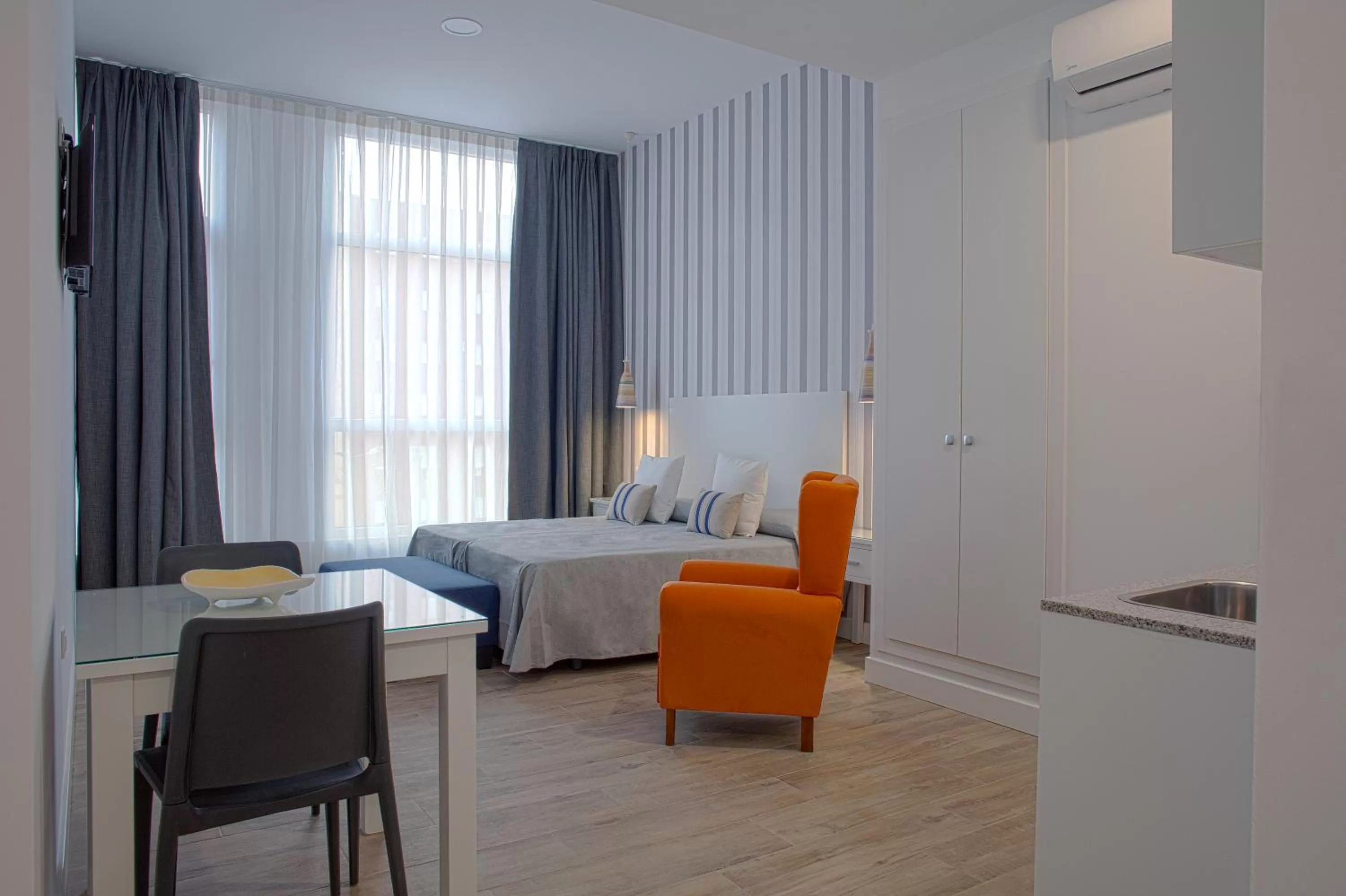 Kitchen or kitchenette, Bed in Hotel Apartamentos MPD