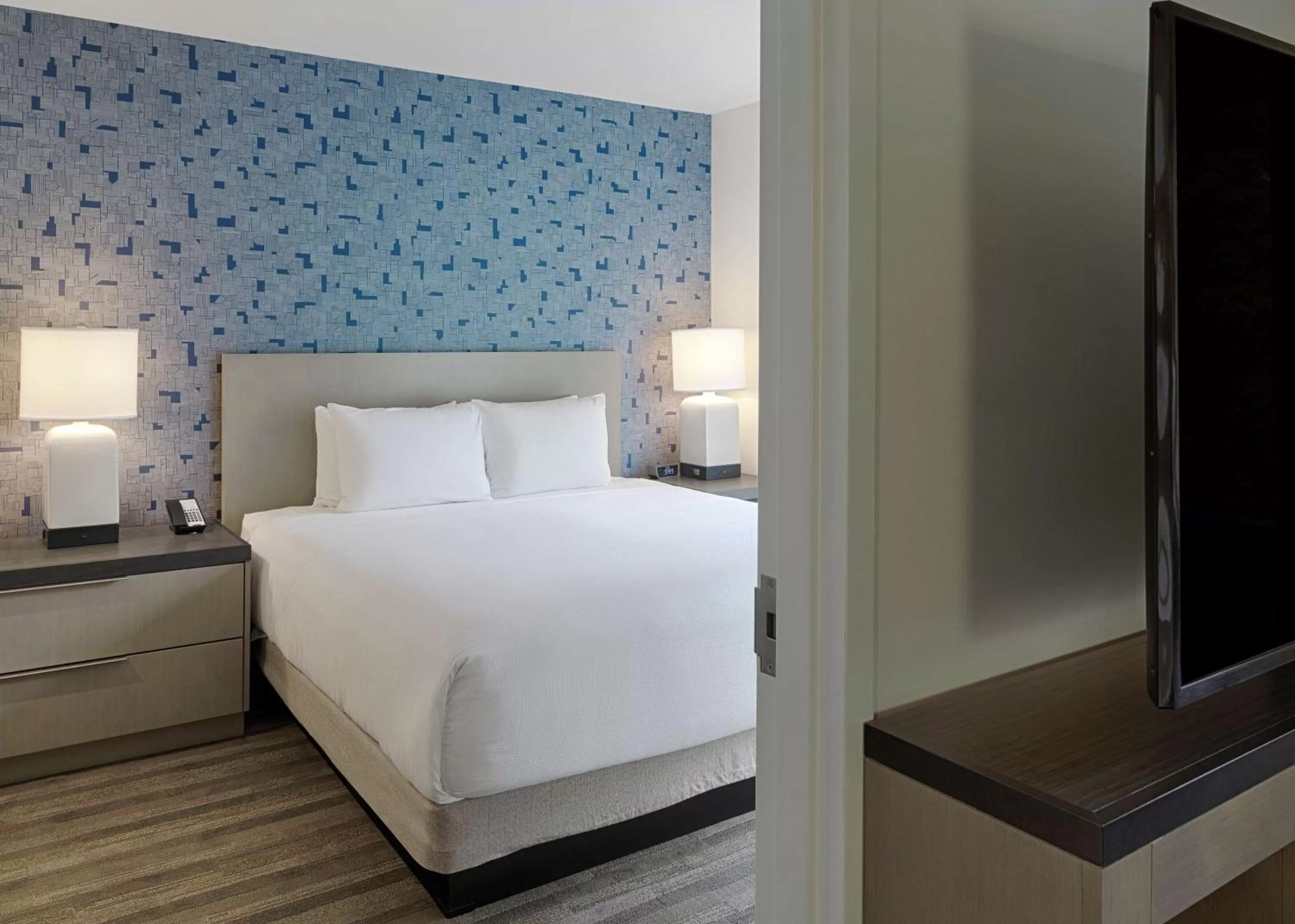 Photo of the whole room, Bed in Hyatt House Columbus OSU Short North